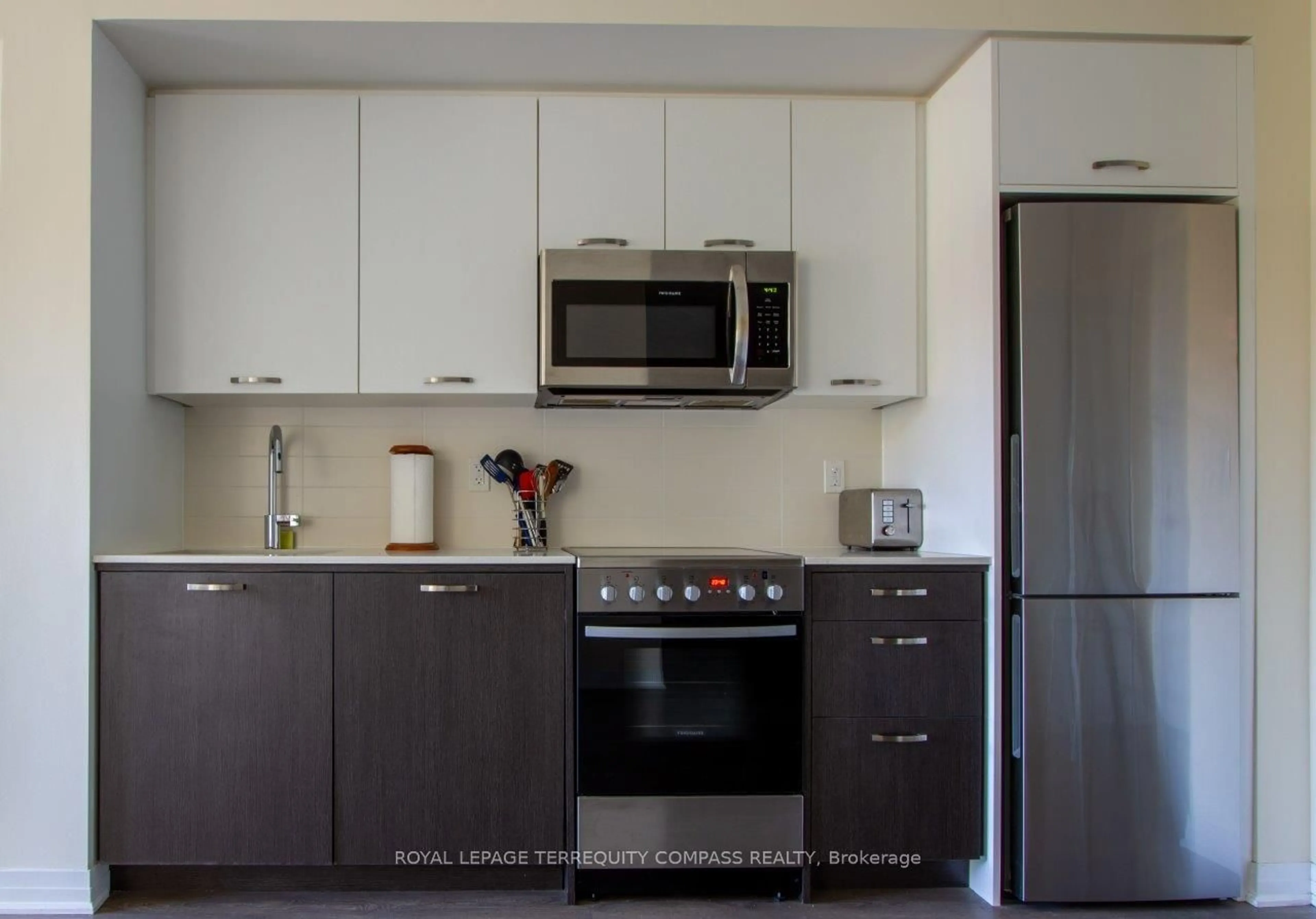 Standard kitchen for 2301 Danforth Ave #414, Toronto Ontario M4C 0A7