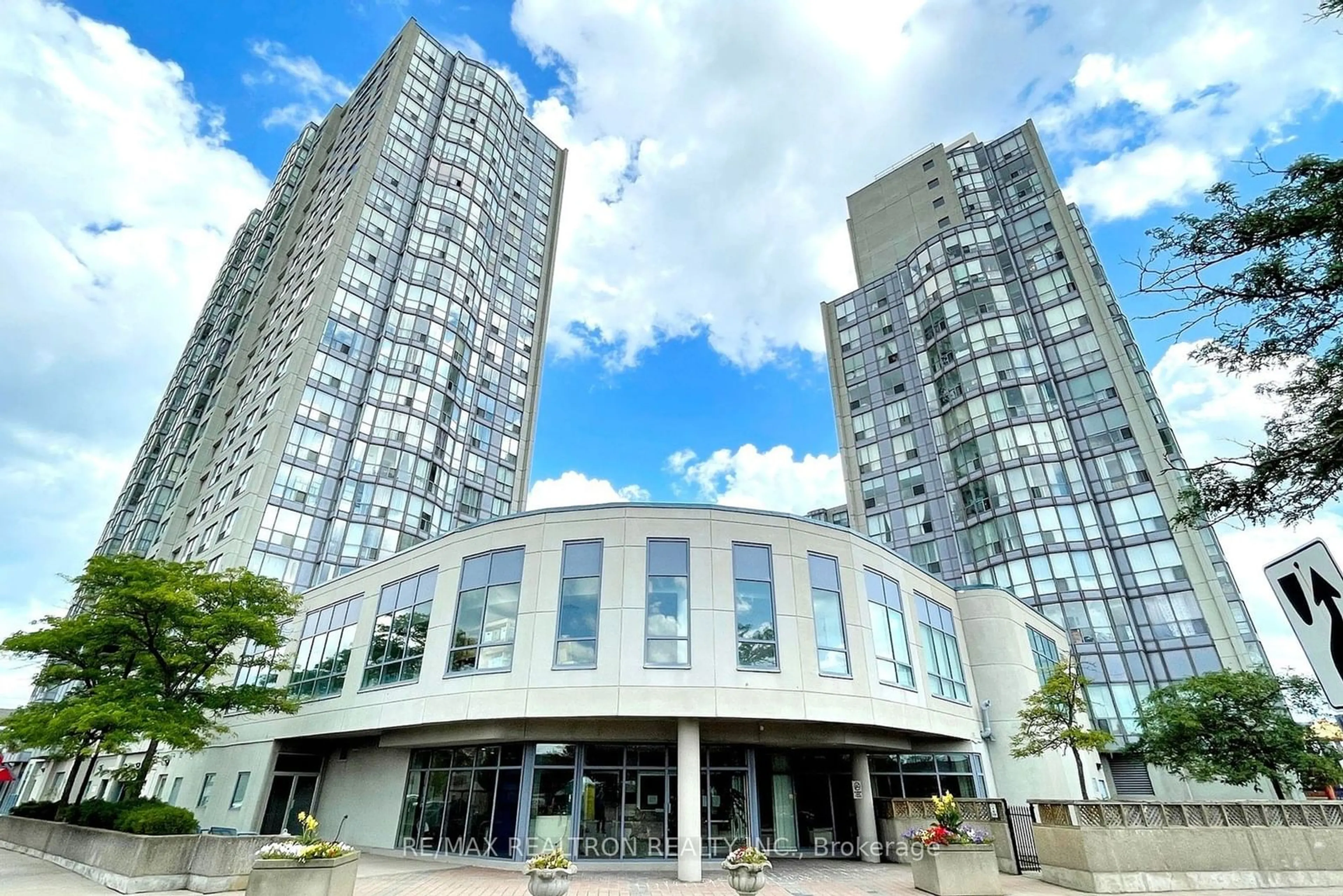 A pic from exterior of the house or condo, the front or back of building for 2550 Lawrence Ave #1107, Toronto Ontario M1P 4Z3