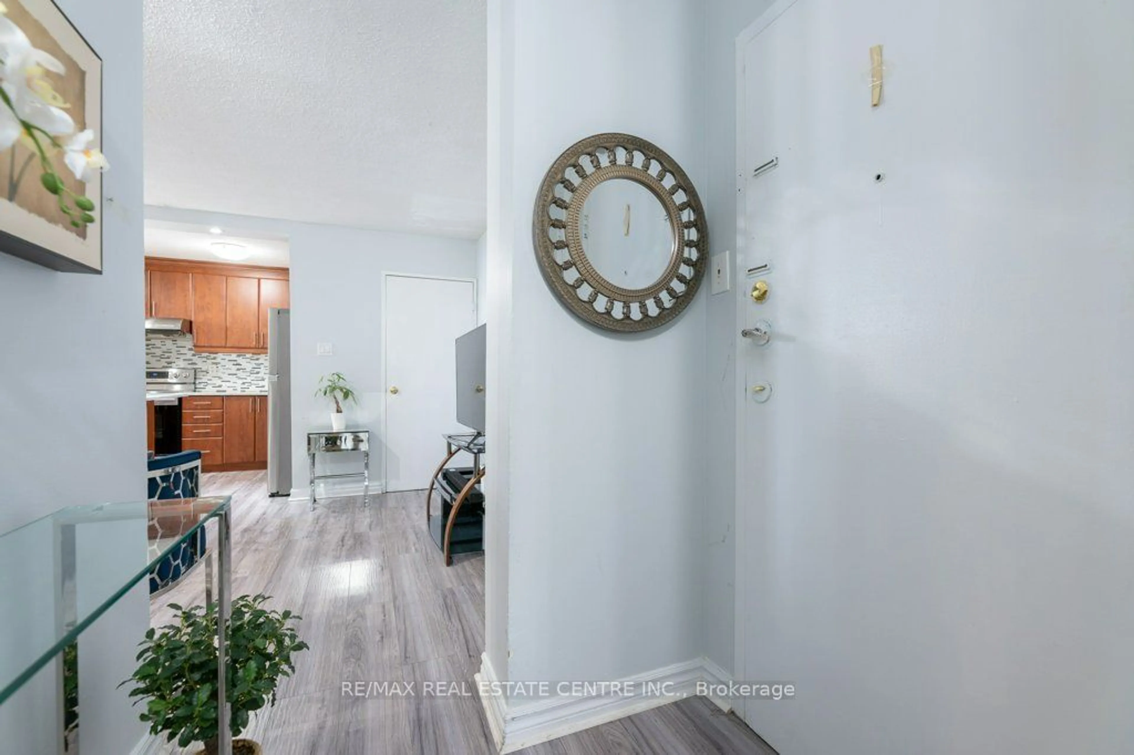 Indoor entryway, wood floors for 1950 Kennedy Rd #912, Toronto Ontario M1P 4S9