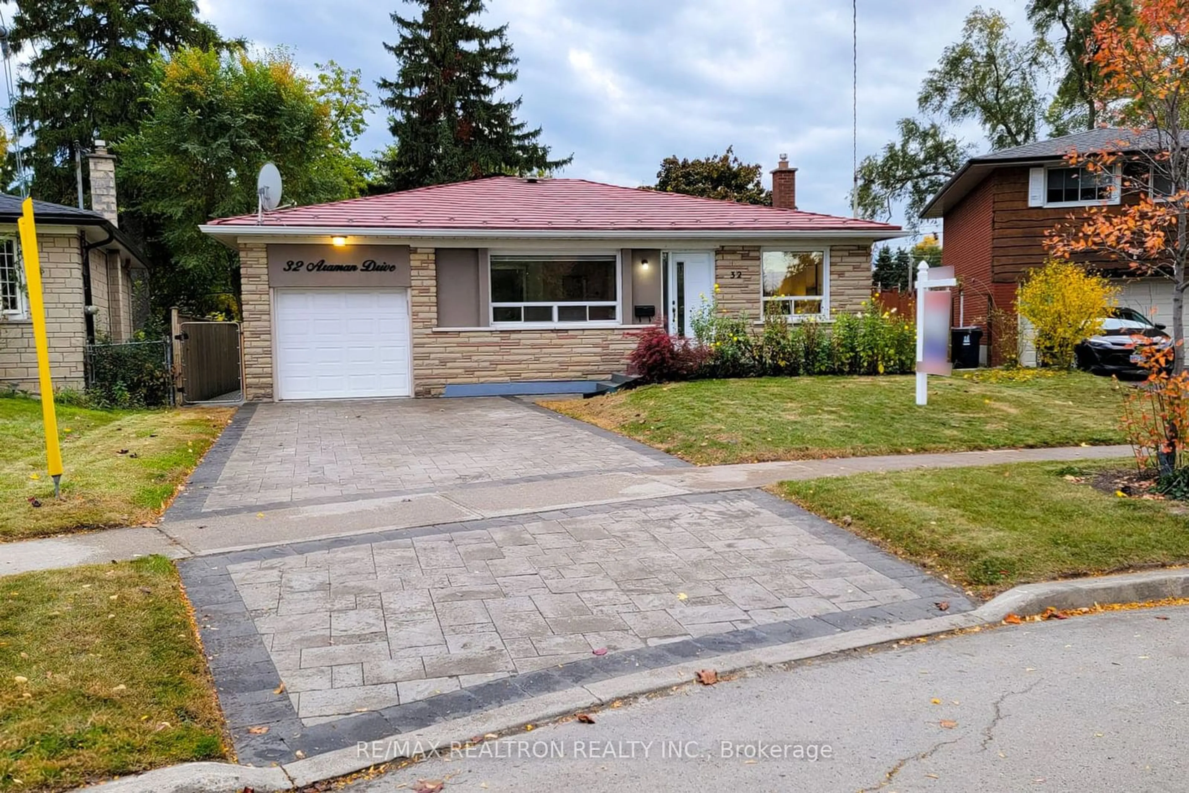 Home with brick exterior material for 32 Araman Dr, Toronto Ontario M1T 2P6