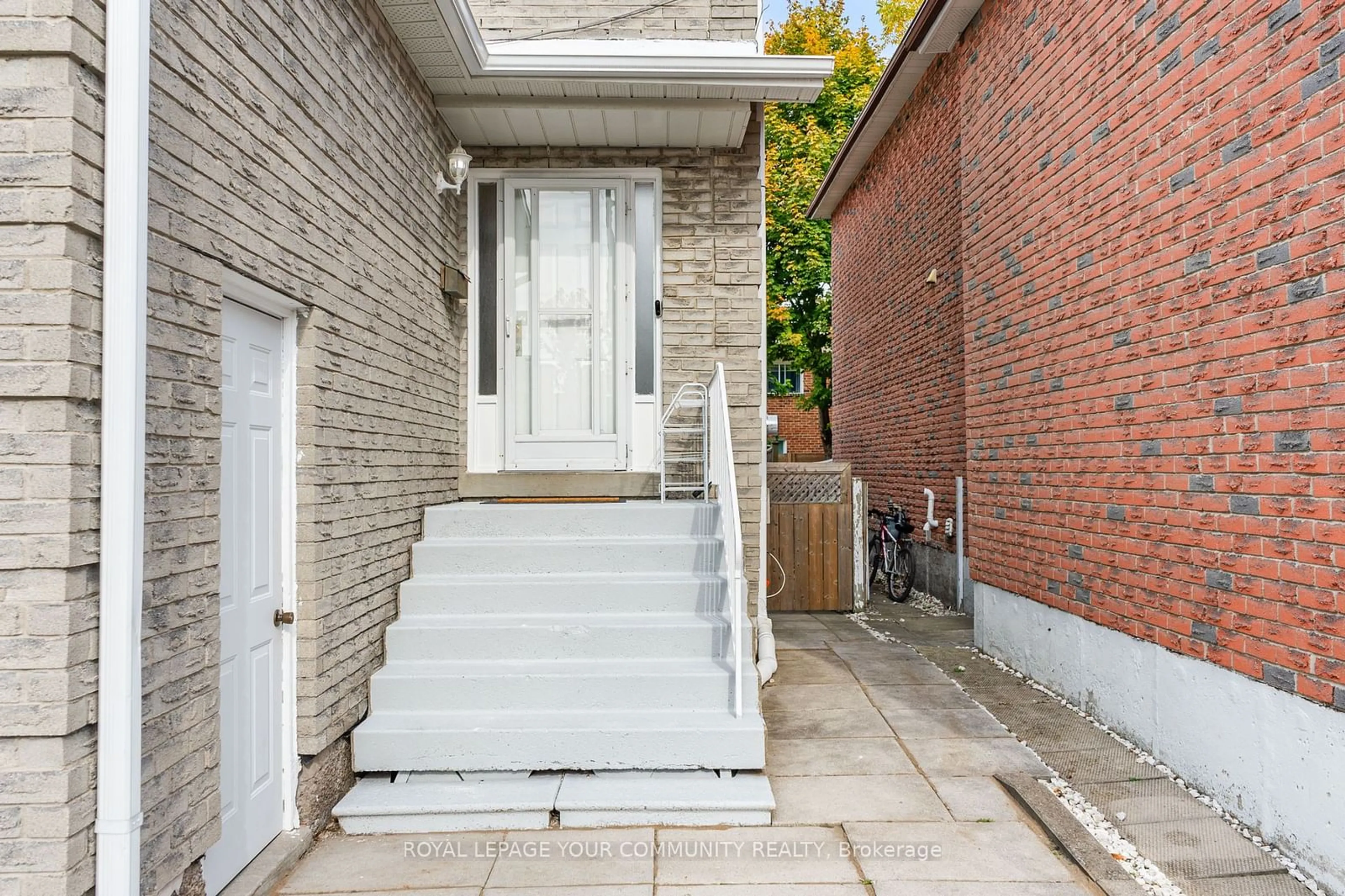 Home with brick exterior material for 69 Halfmoon Sq, Toronto Ontario M1C 3V2