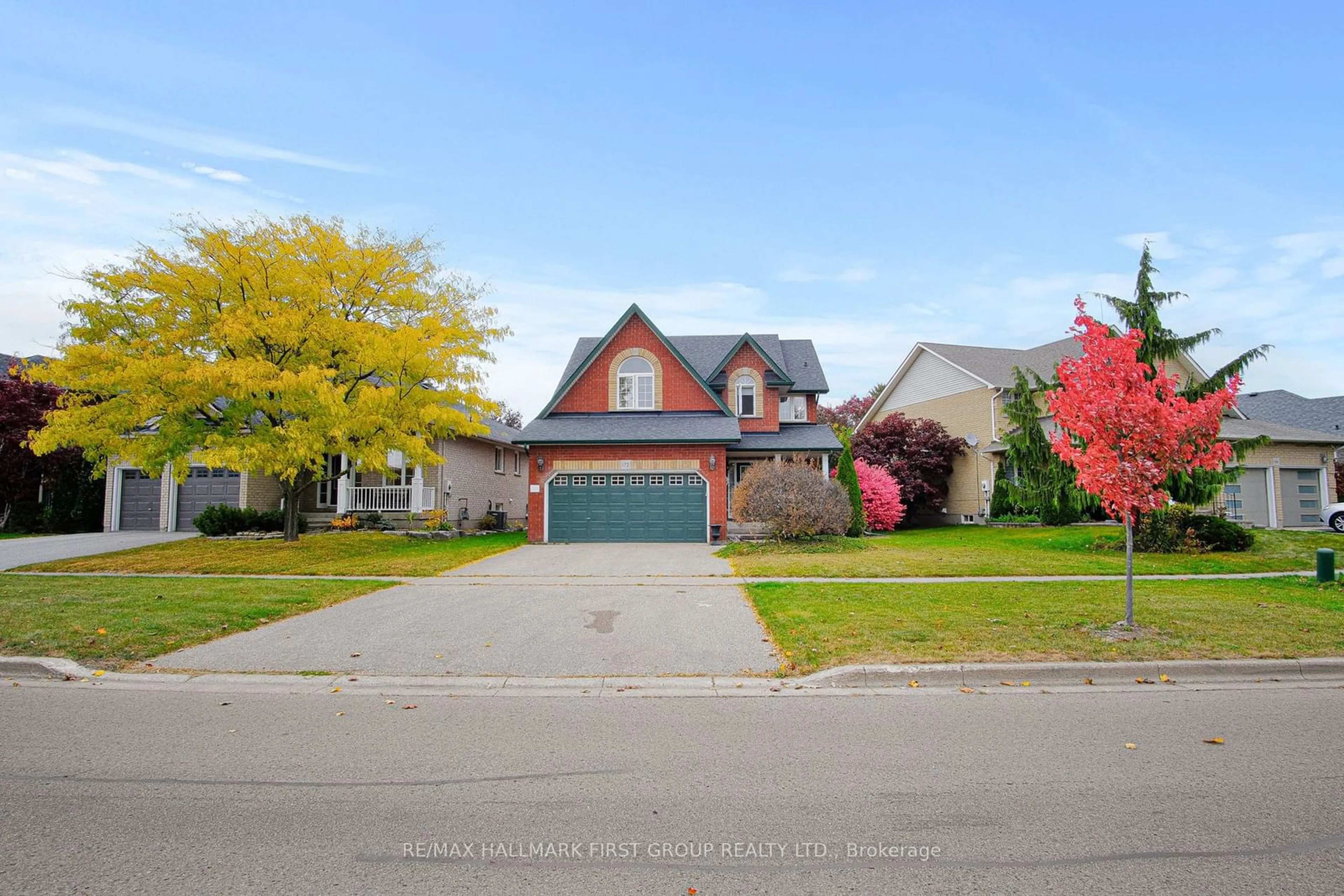 Frontside or backside of a home, the street view for 172 Niagara Dr, Oshawa Ontario L1G 8B6