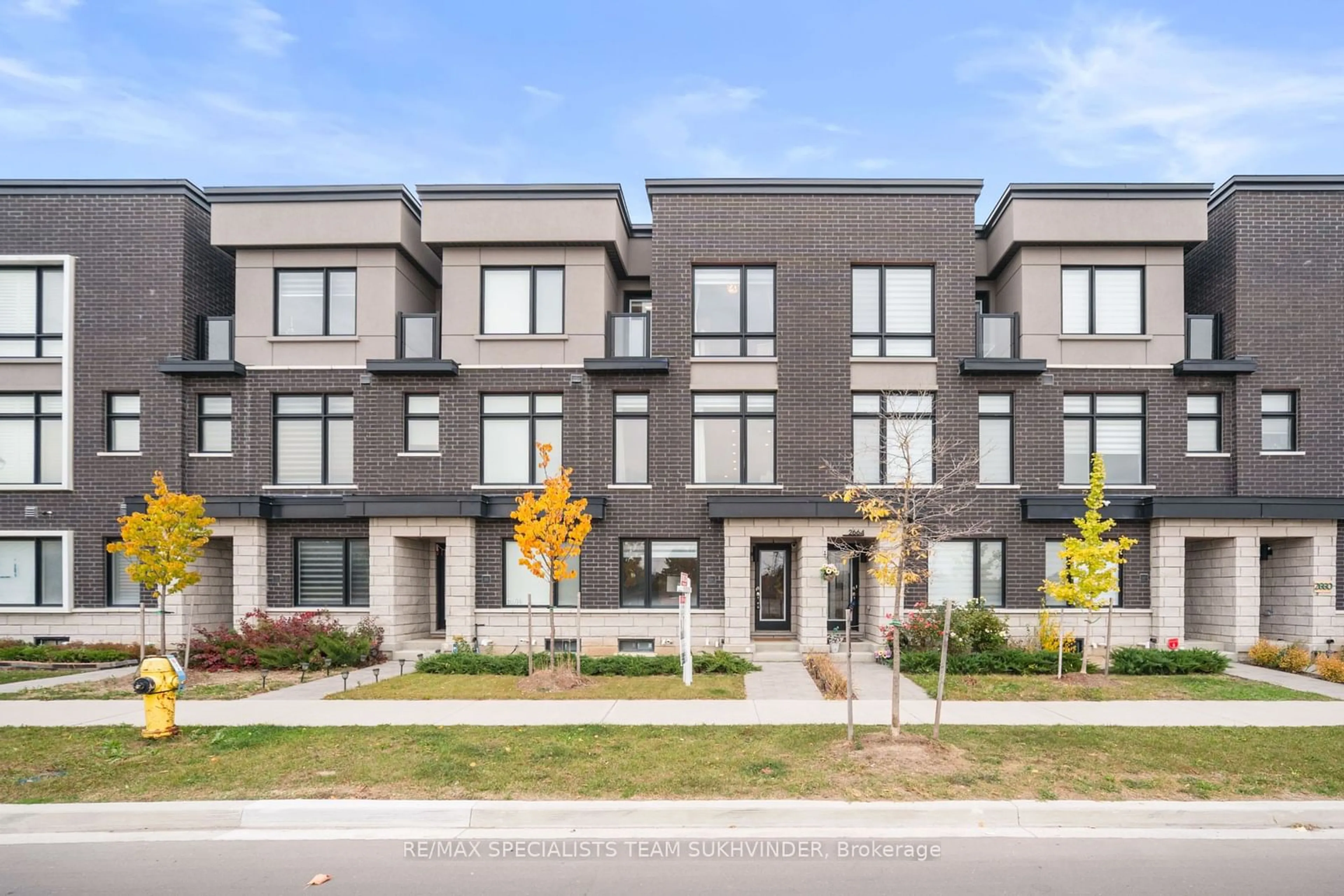 A pic from exterior of the house or condo, the front or back of building for 2666 Castlegate Crossing, Pickering Ontario L1X 0H8