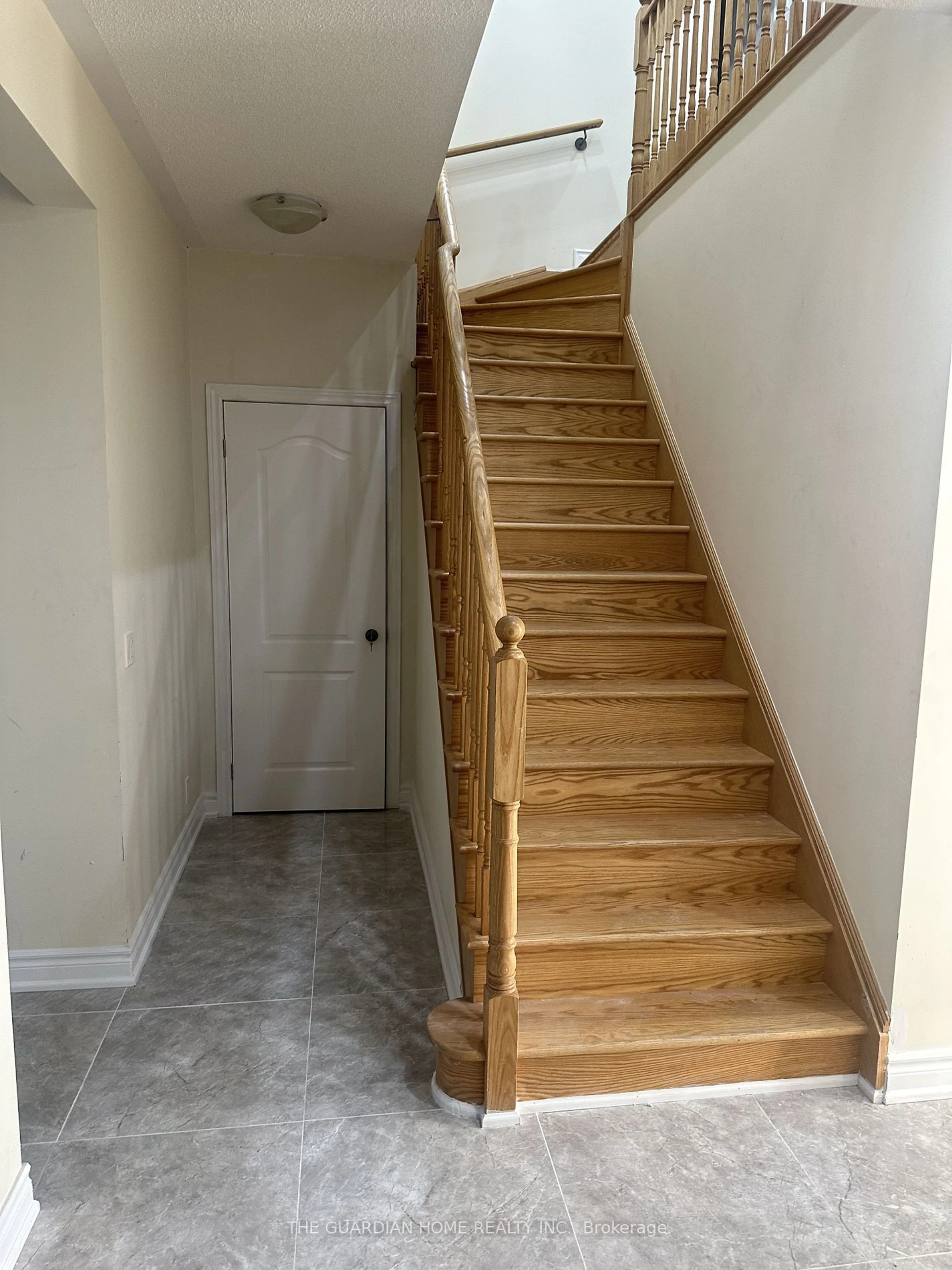 Stairs for 160 Sharavogue Ave, Oshawa Ontario L1L 0G4