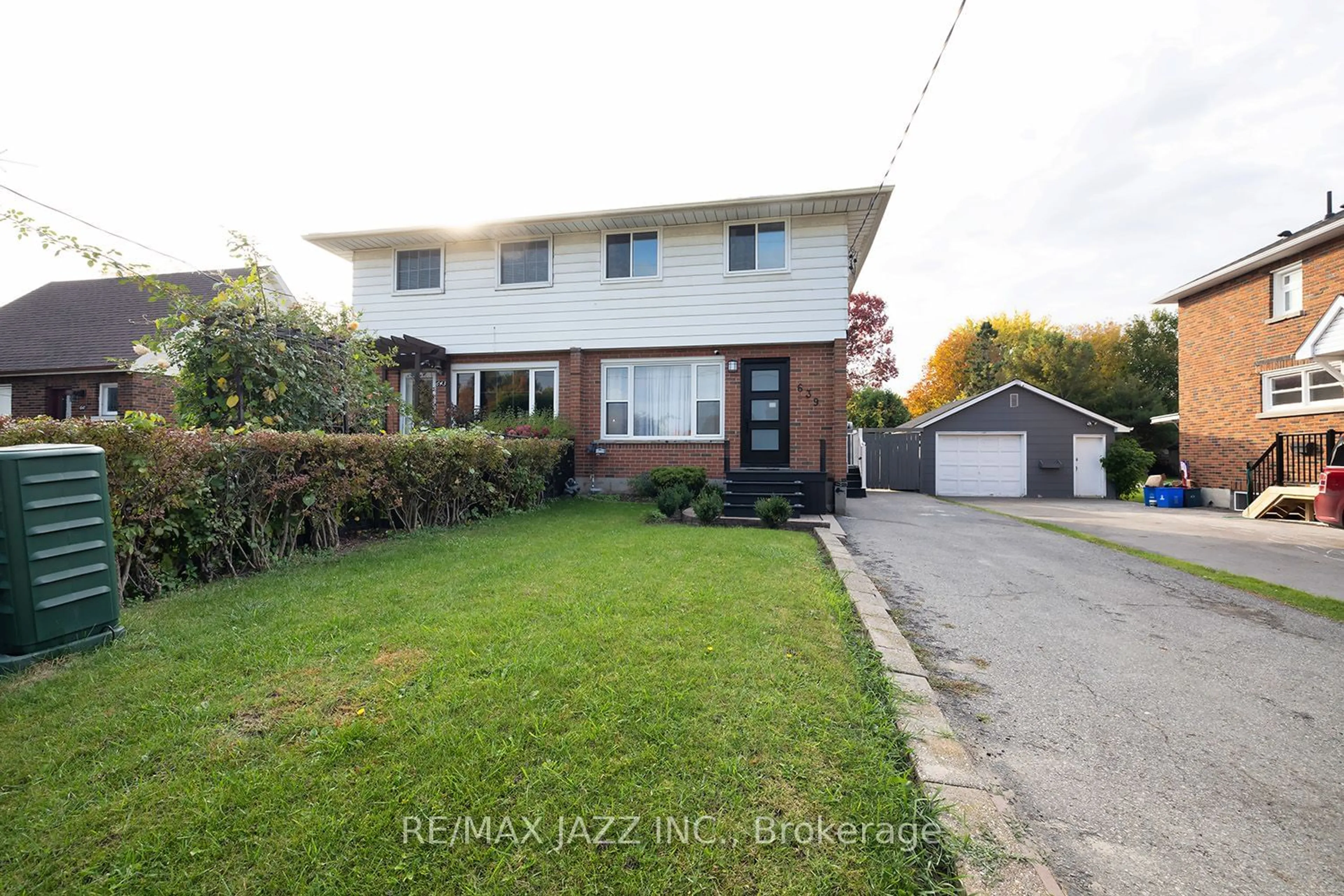 Frontside or backside of a home, the street view for 639 Bloor St, Oshawa Ontario L1H 3N4