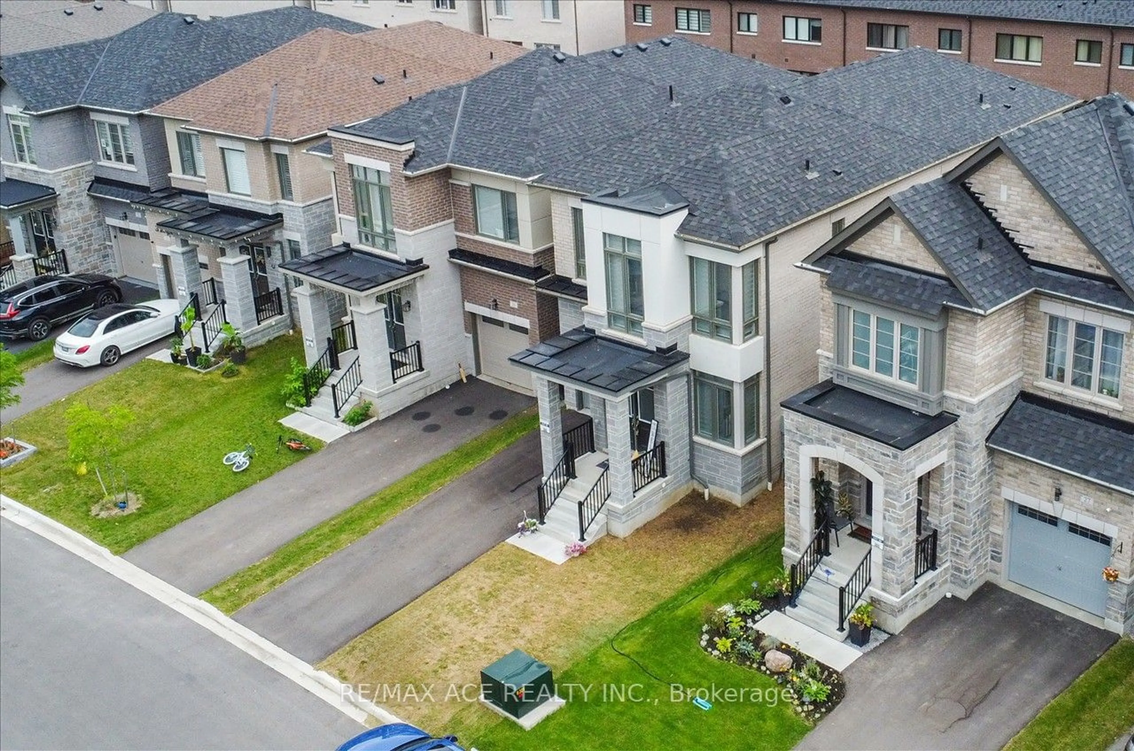 Frontside or backside of a home, the street view for 29 Ogston Cres, Whitby Ontario L1N 9Y8