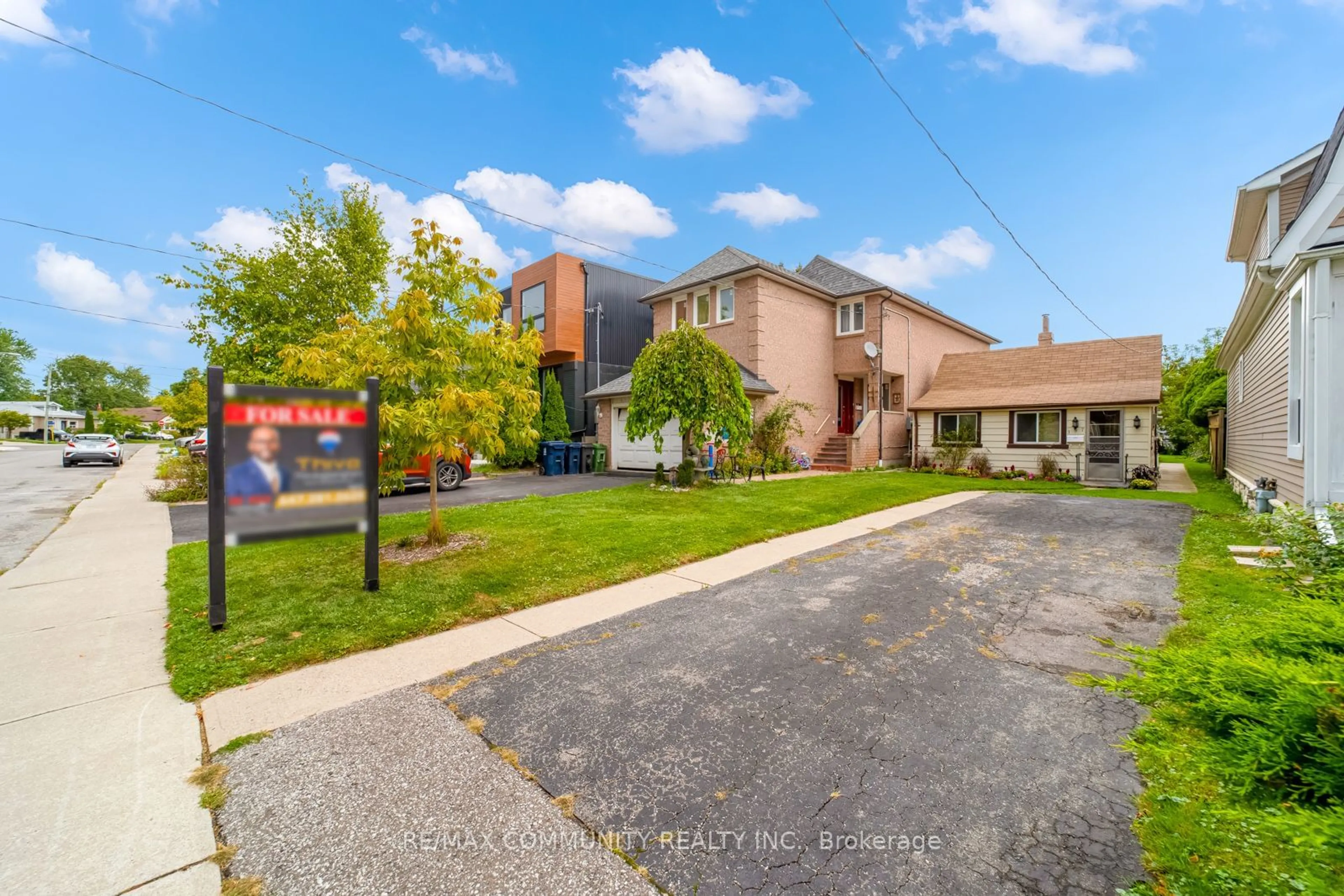 A pic from exterior of the house or condo, the street view for 197 South Woodrow Blvd, Toronto Ontario M1N 3M1