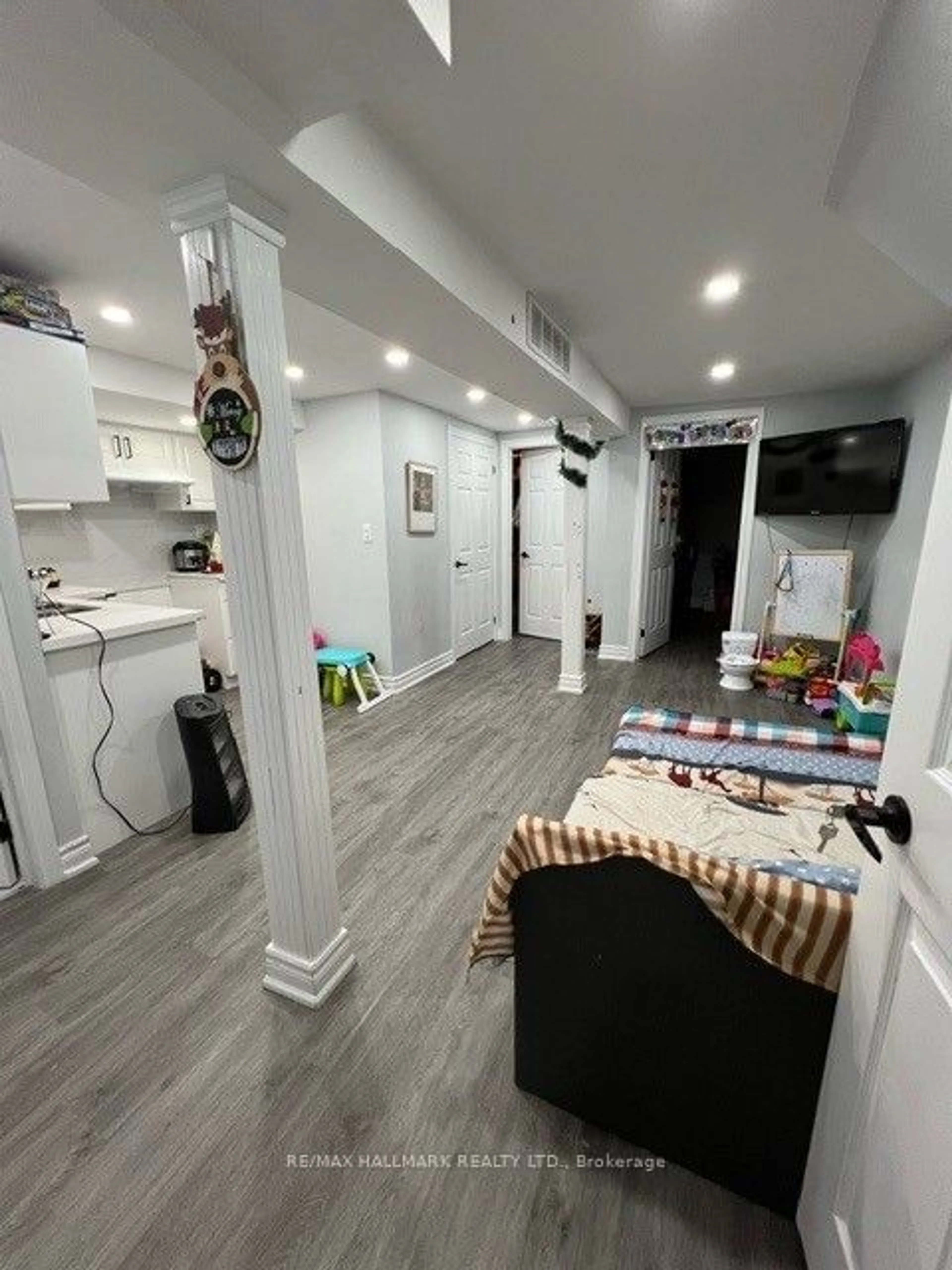 A pic of a room, wood floors for 49 Halfmoon Sq, Toronto Ontario M1C 3V4