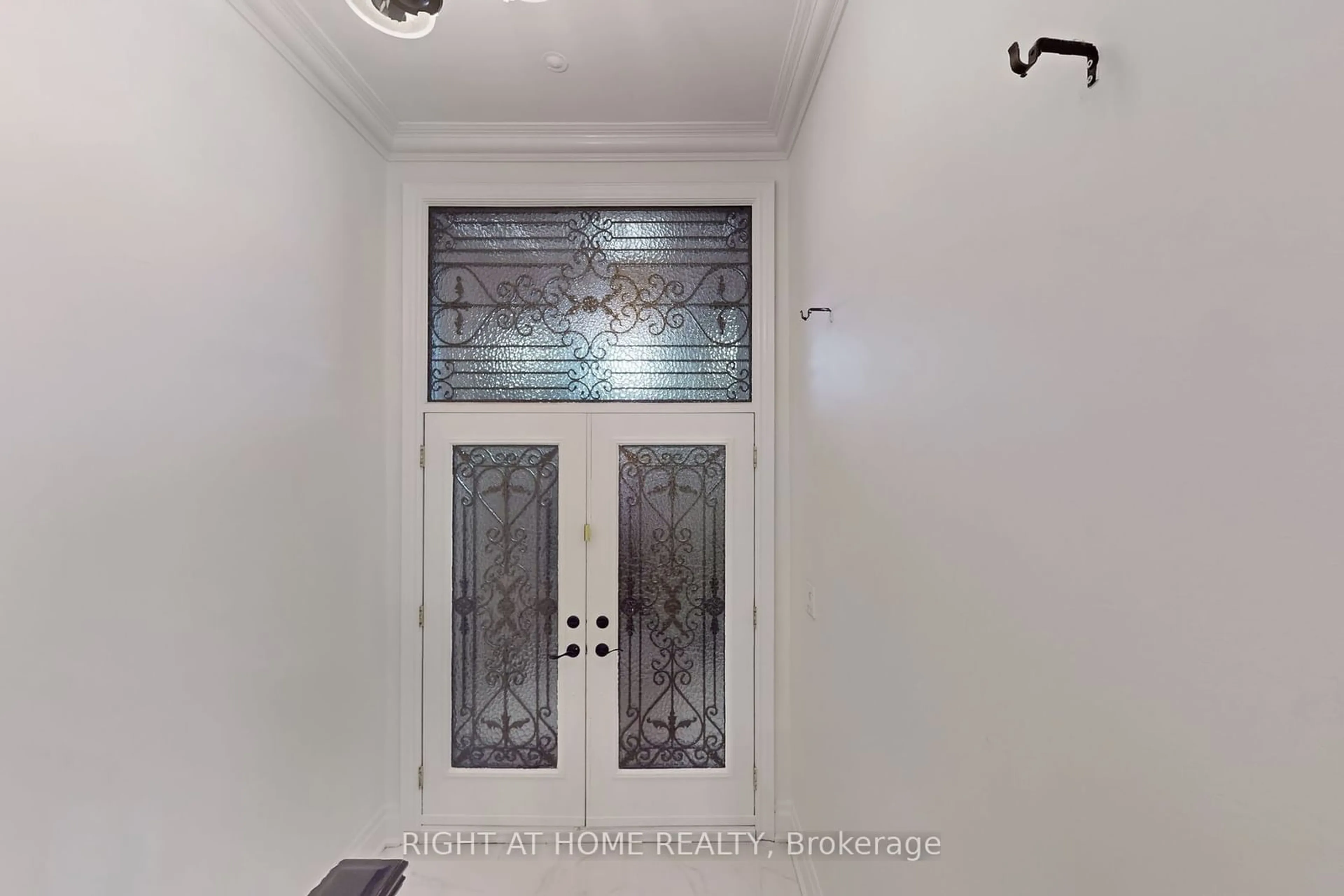 Indoor entryway, wood floors for 633 Pinewood St, Oshawa Ontario L1G 2S2