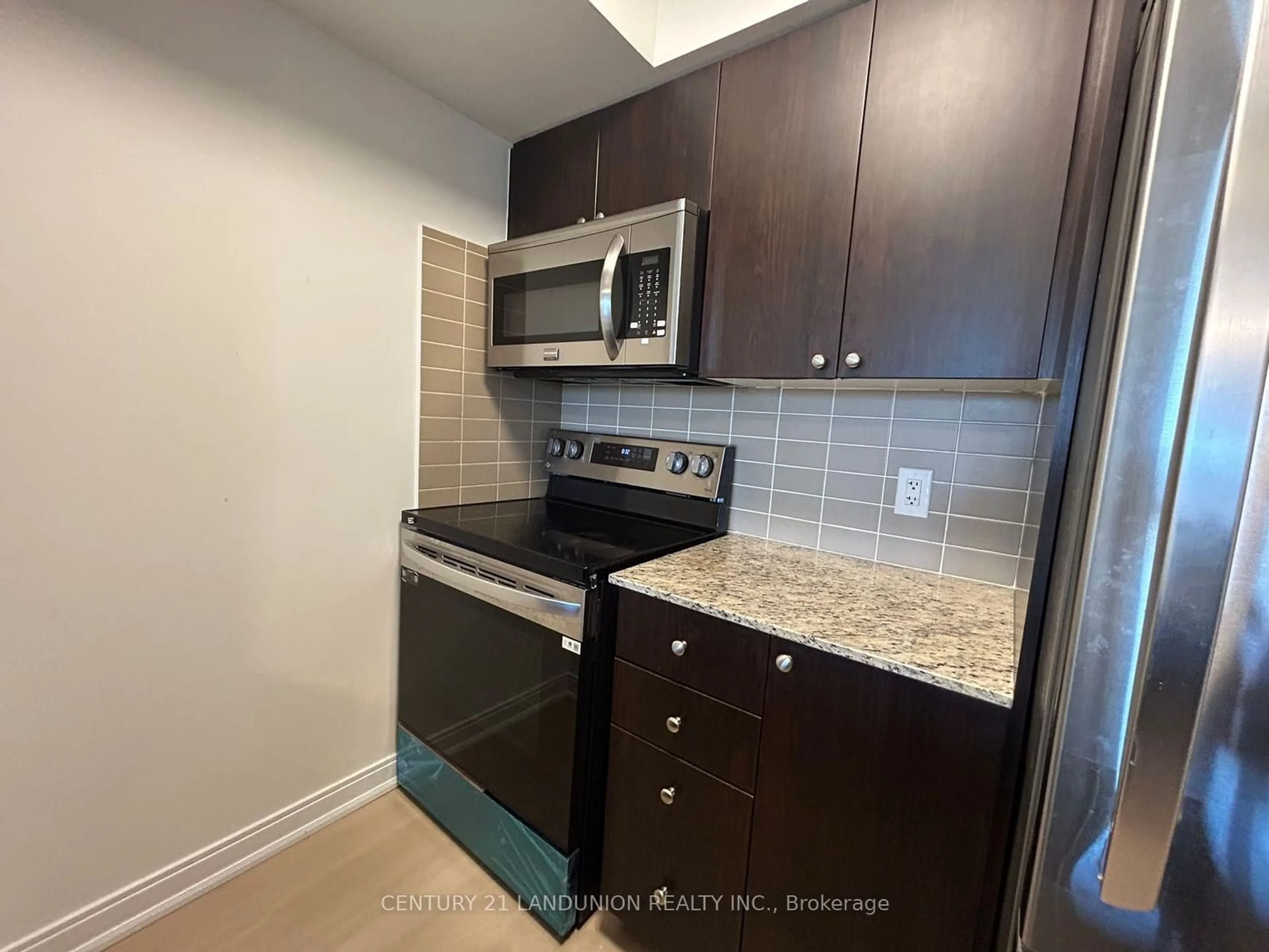 Standard kitchen for 151 Village Green Sq #1401, Toronto Ontario M1S 0K5