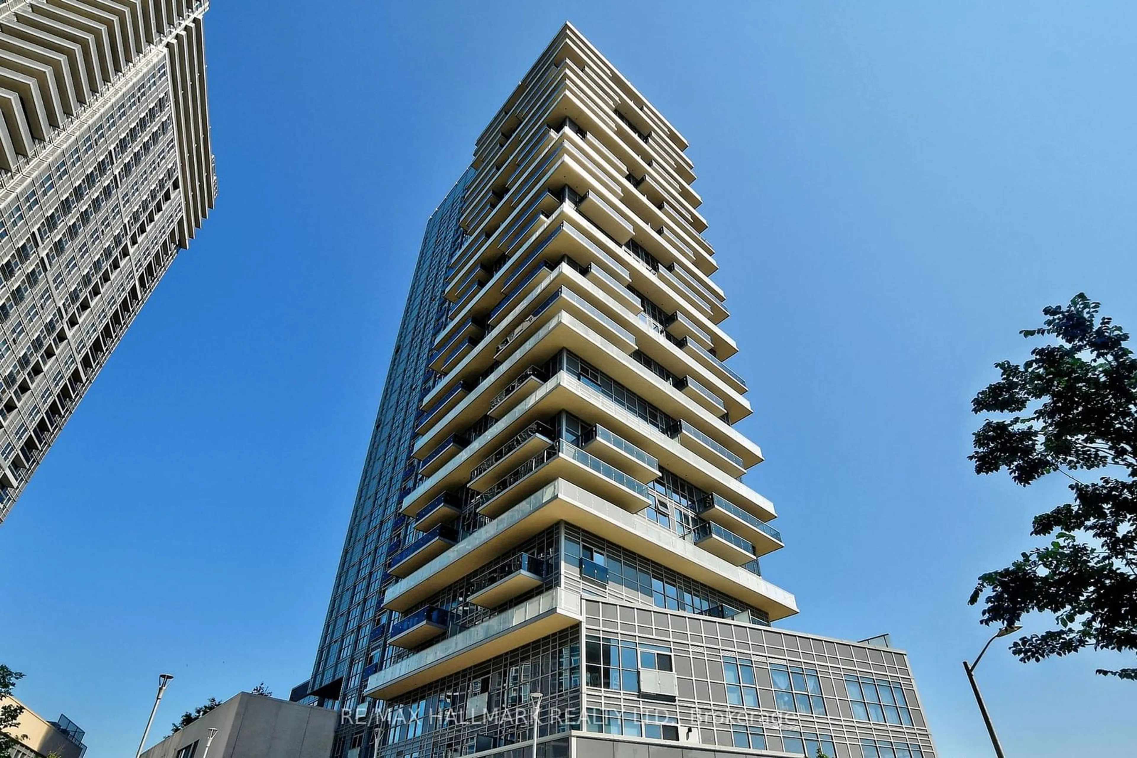 A pic from exterior of the house or condo, the front or back of building for 225 Village Green Sq #1801, Toronto Ontario M1S 0N4