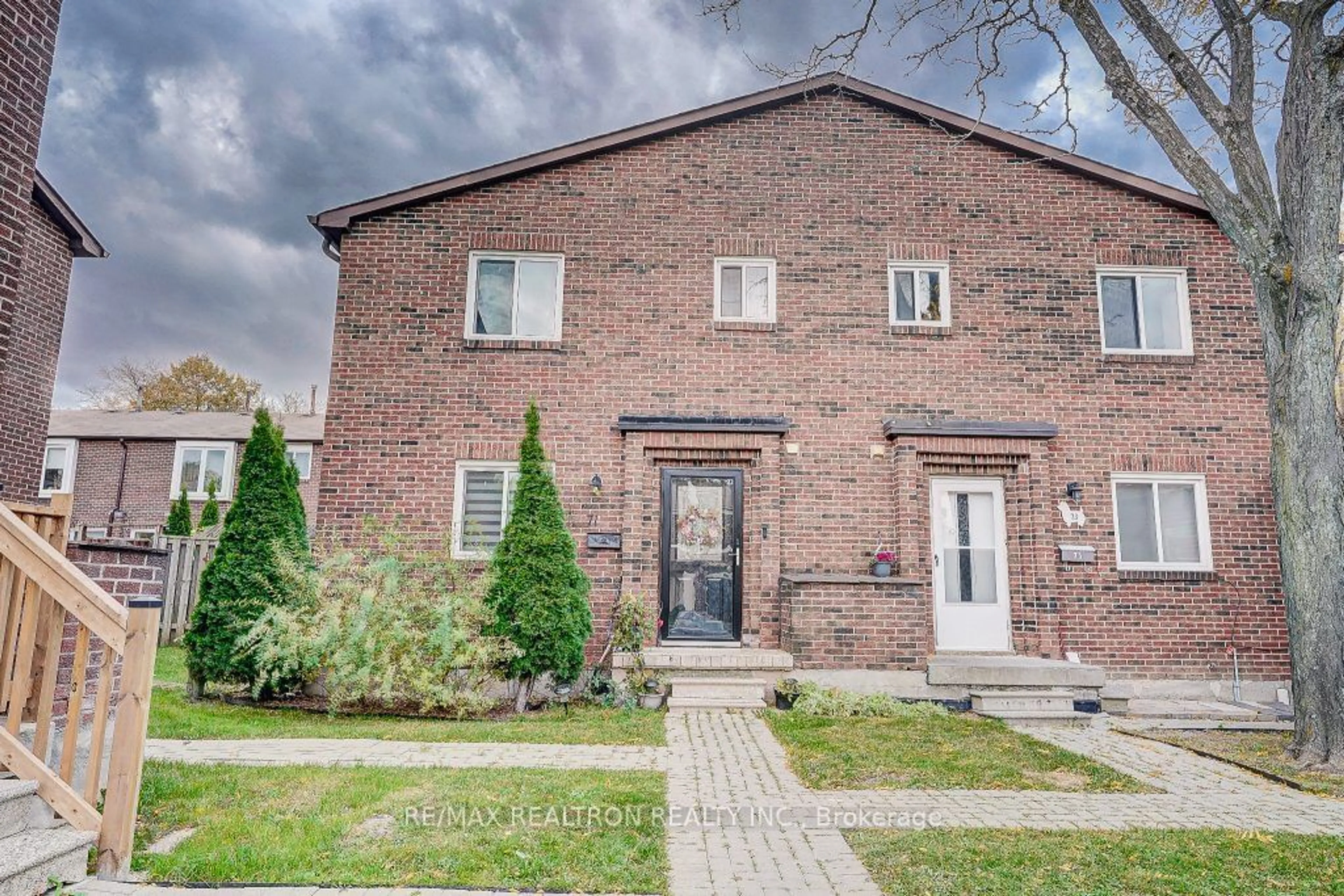 Home with brick exterior material for 106 Chester Le Blvd #71, Toronto Ontario M1W 2X9