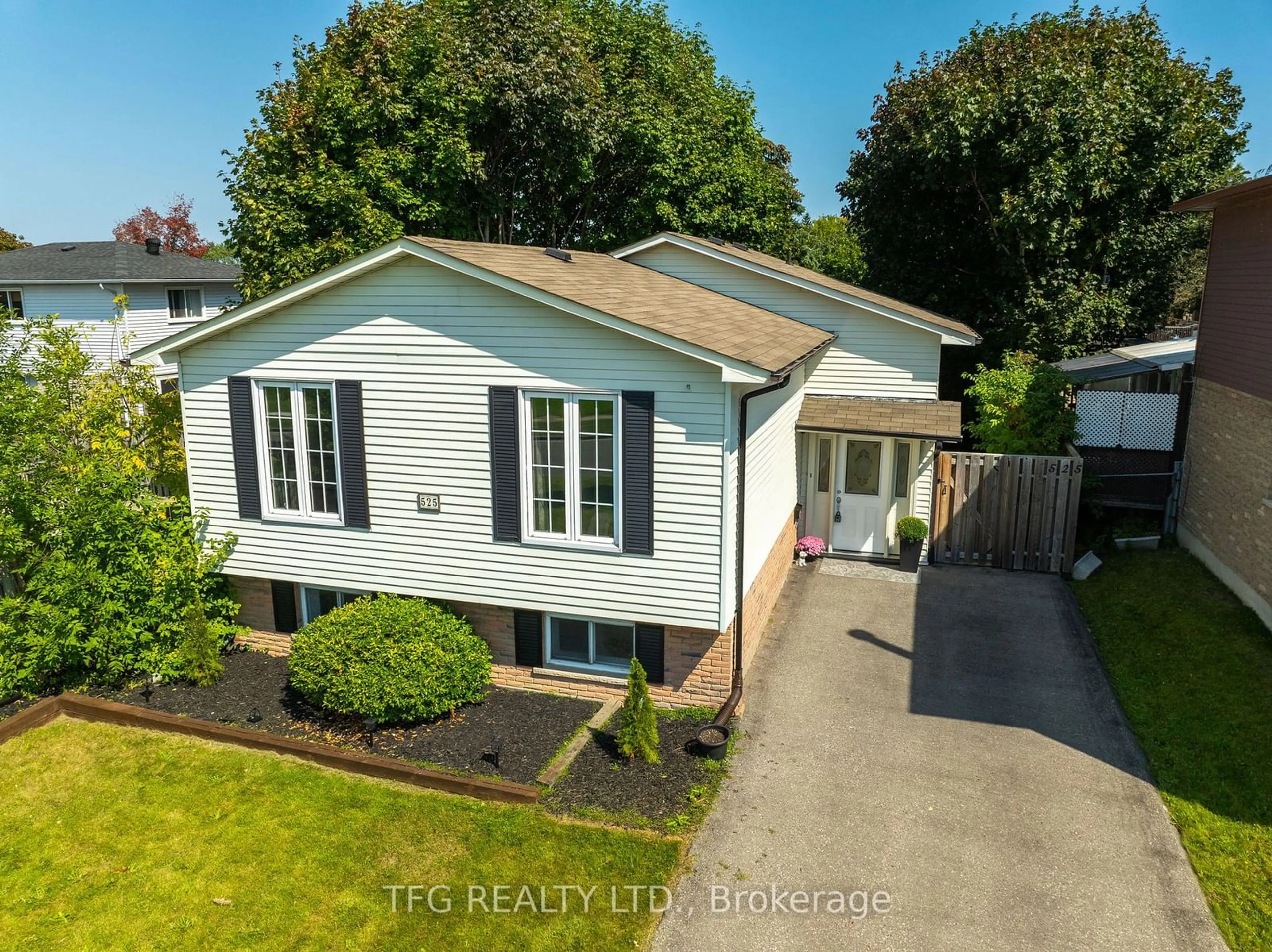 Frontside or backside of a home, the street view for 525 Laval St, Oshawa Ontario L1J 6L8