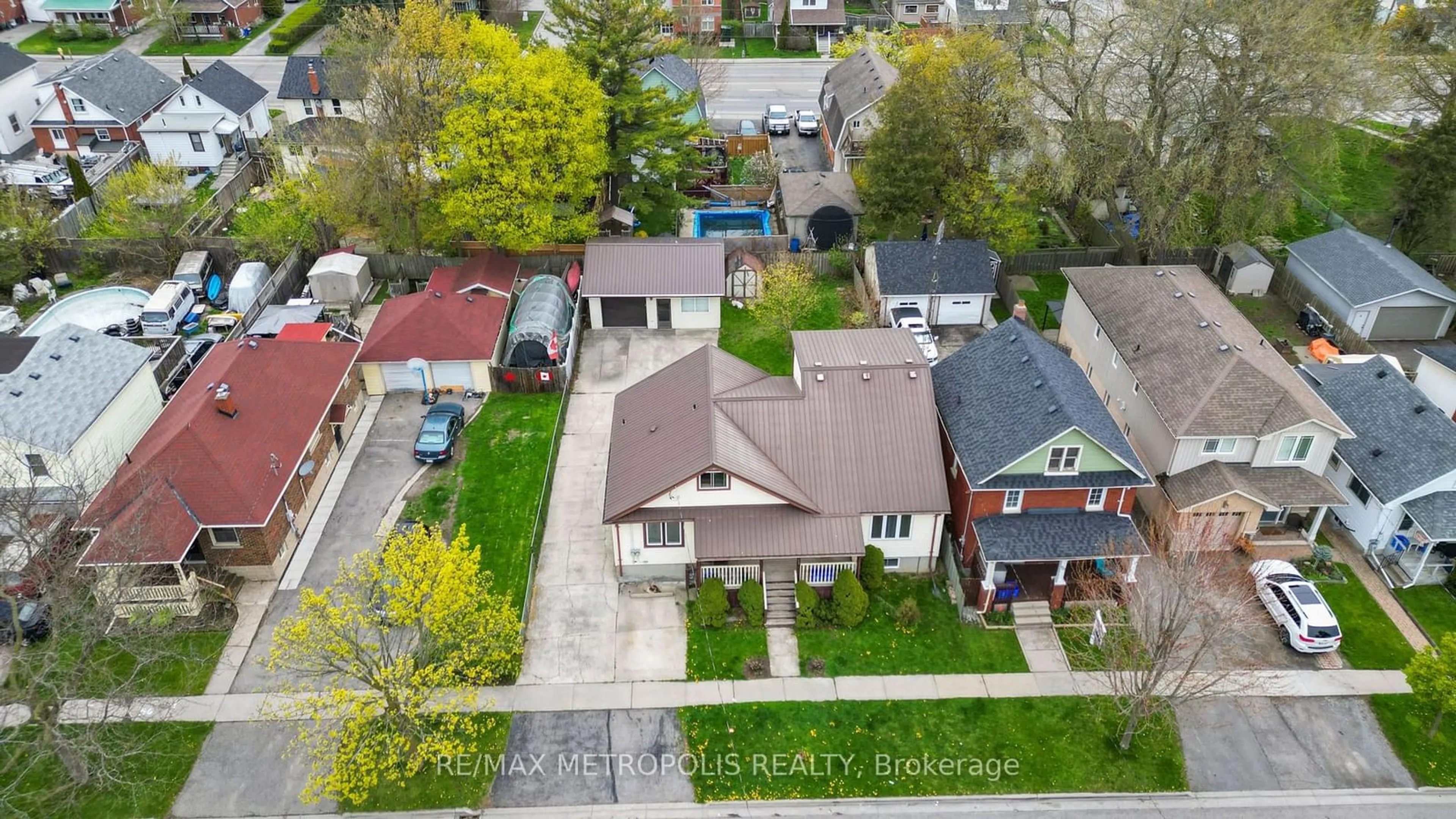 Frontside or backside of a home, the street view for 117 Montrave Ave, Oshawa Ontario L1J 4R6