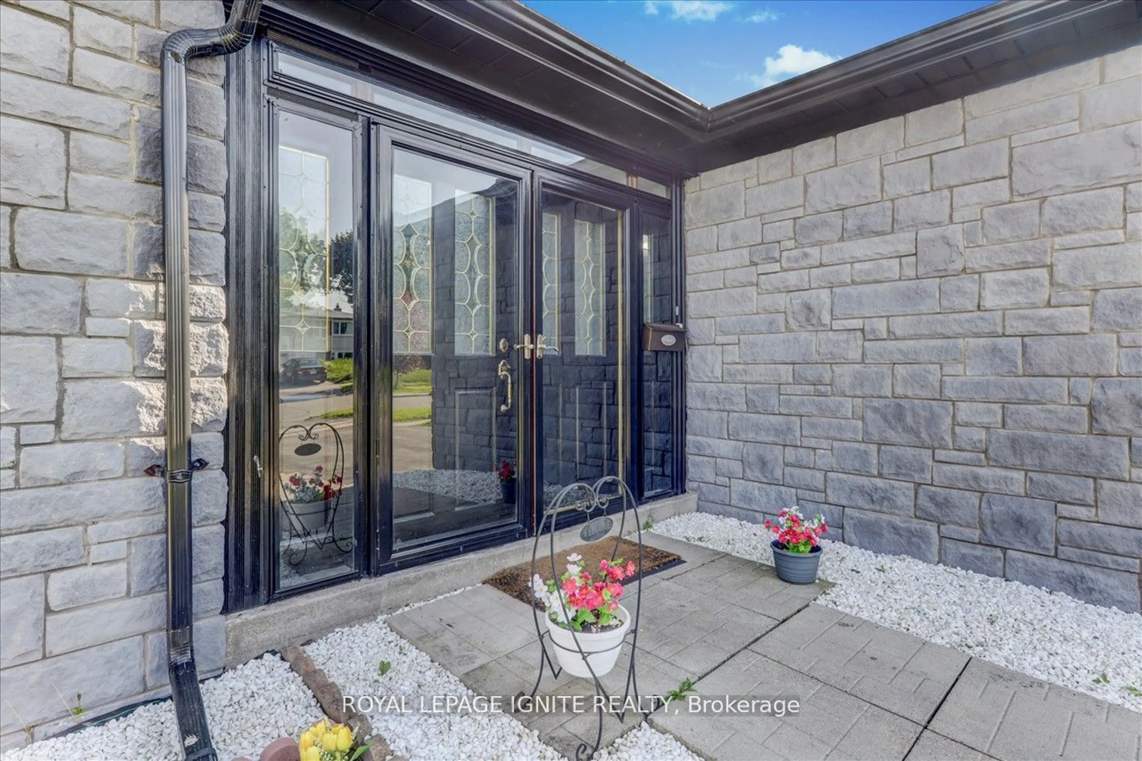 Indoor entryway, cement floor for 29 Portico Dr, Toronto Ontario M1G 3R5