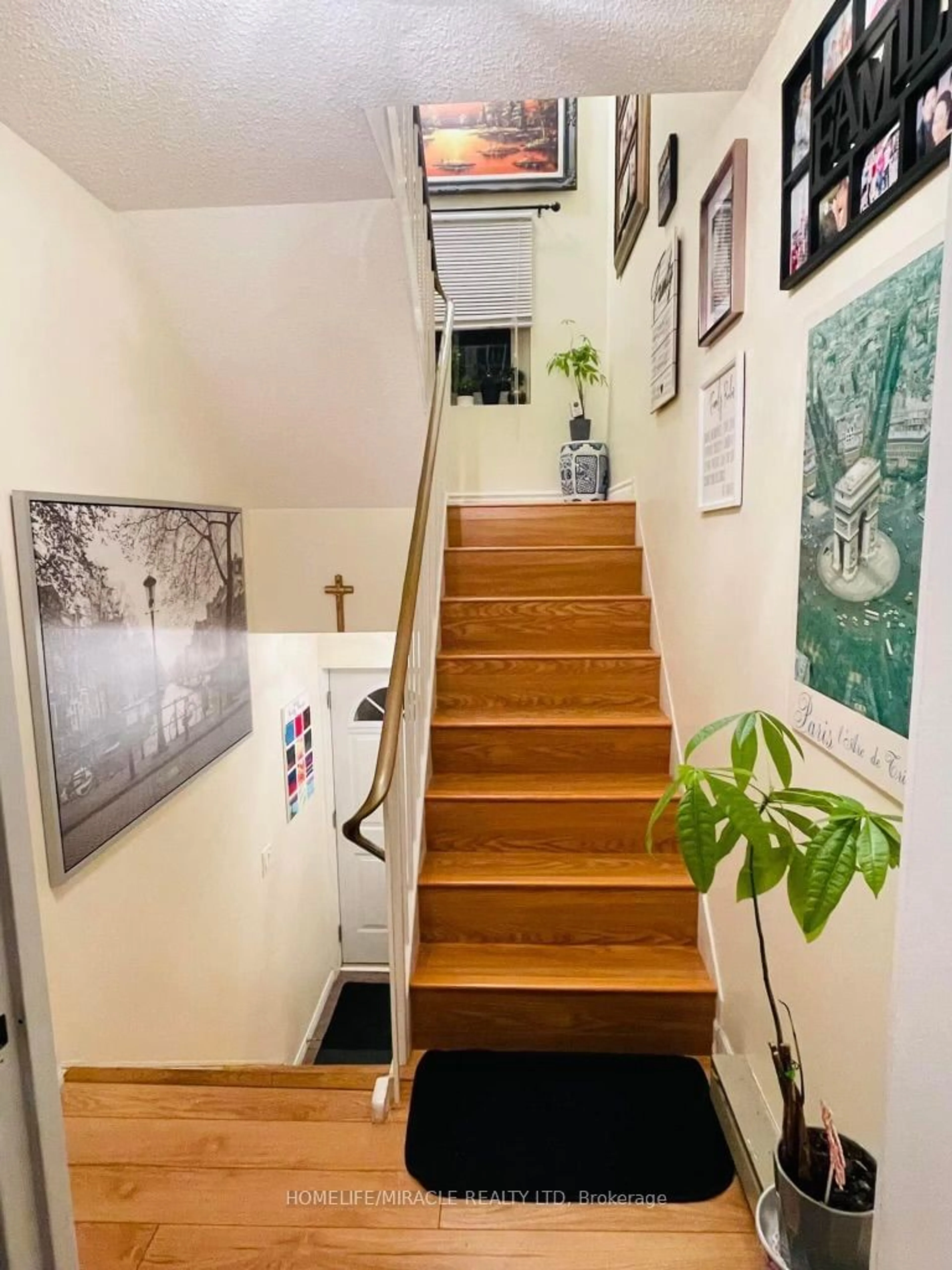 Indoor entryway, wood floors for 91 Muir Dr #94, Toronto Ontario M1M 3T7