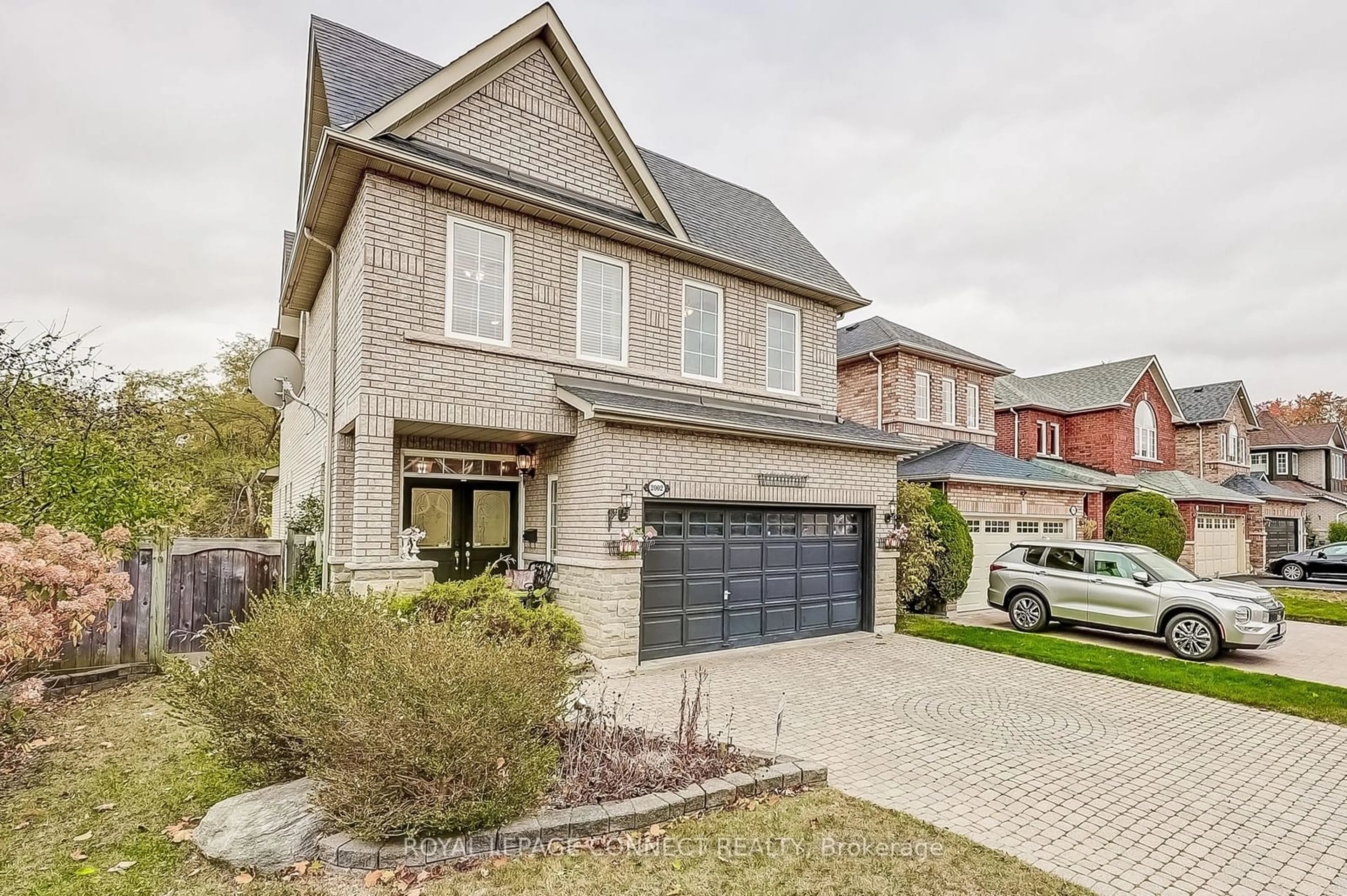 Home with brick exterior material for 2002 Bloomfield Crt, Pickering Ontario L1X 2W8