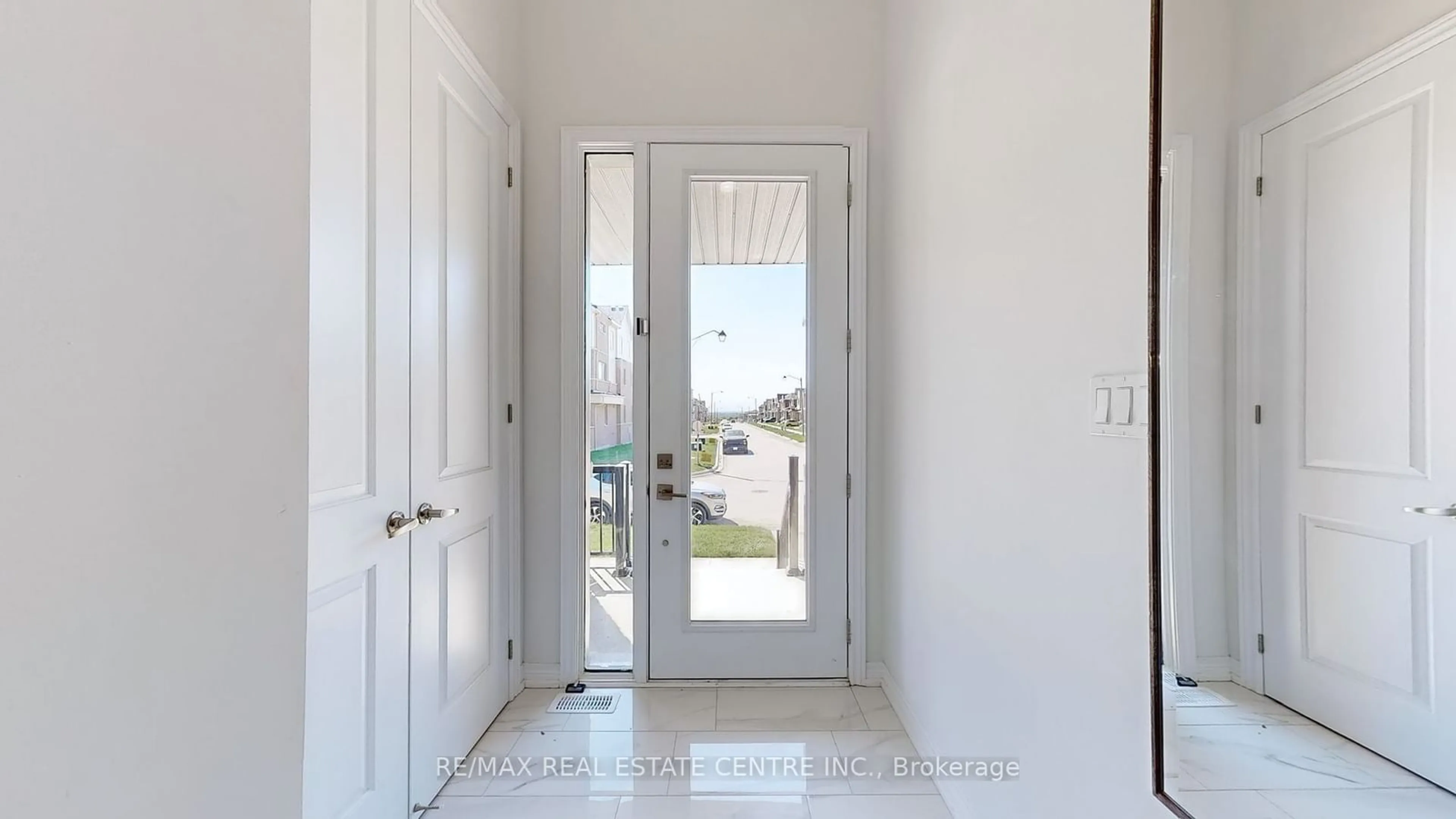 Indoor entryway, cement floor for 1058 Lockie Dr, Oshawa Ontario L1L 0R9