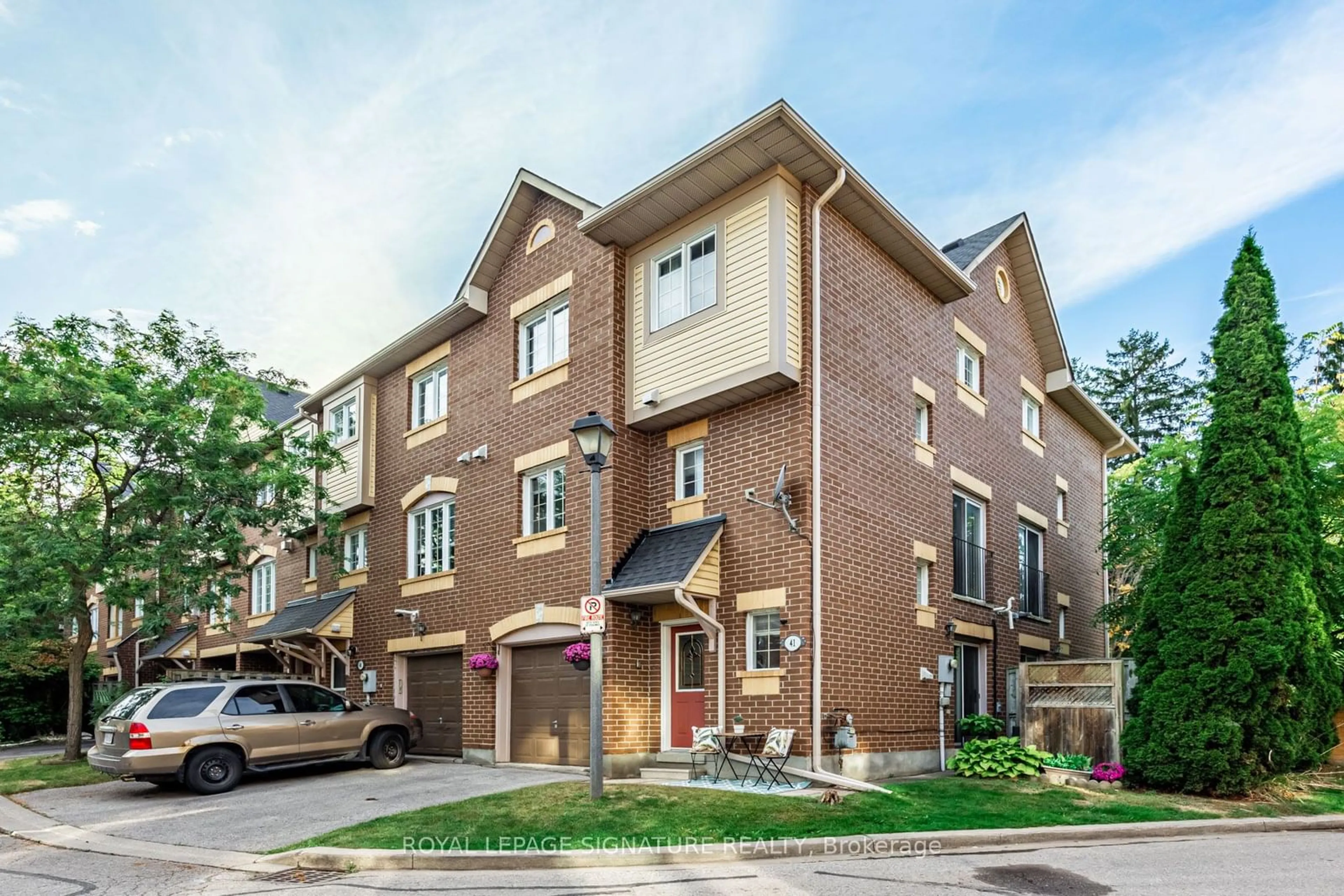 A pic from exterior of the house or condo, the street view for 1735 Walnut Lane #41, Pickering Ontario L1V 6Z8