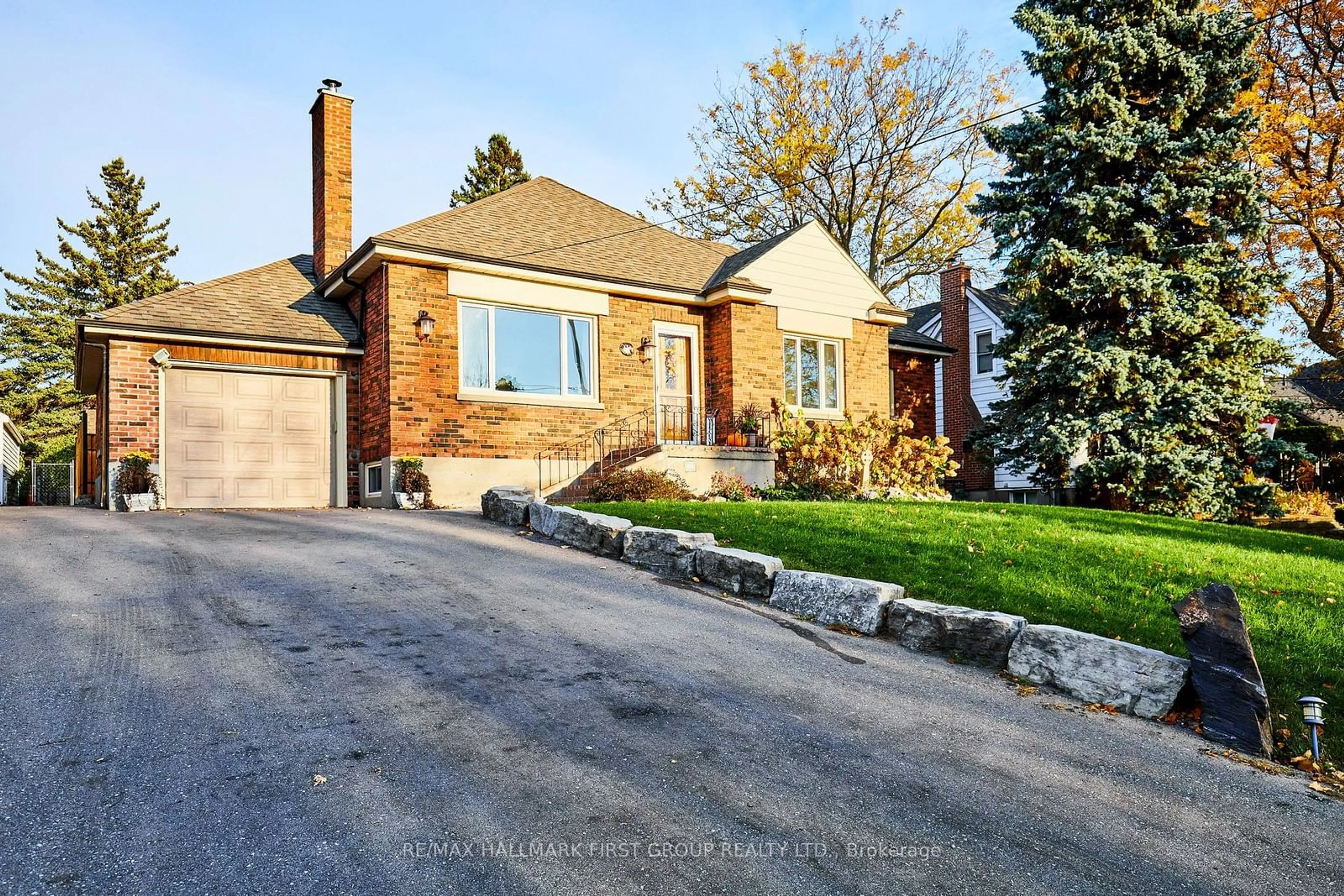 Frontside or backside of a home, cottage for 91 Riverside Dr, Oshawa Ontario L1H 6P1