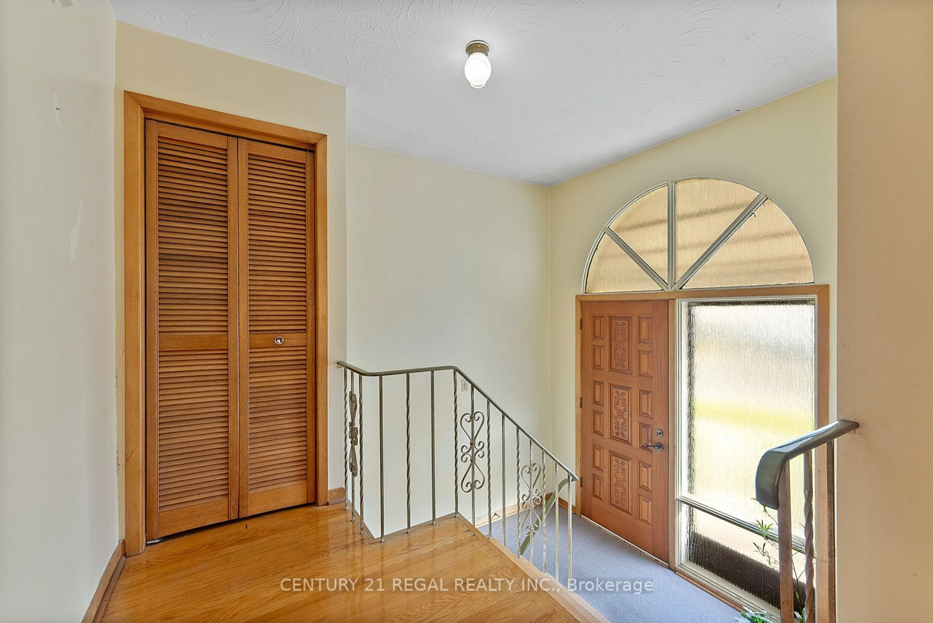 Indoor entryway, wood floors for 248 Fairglen Ave, Toronto Ontario M1W 1B1