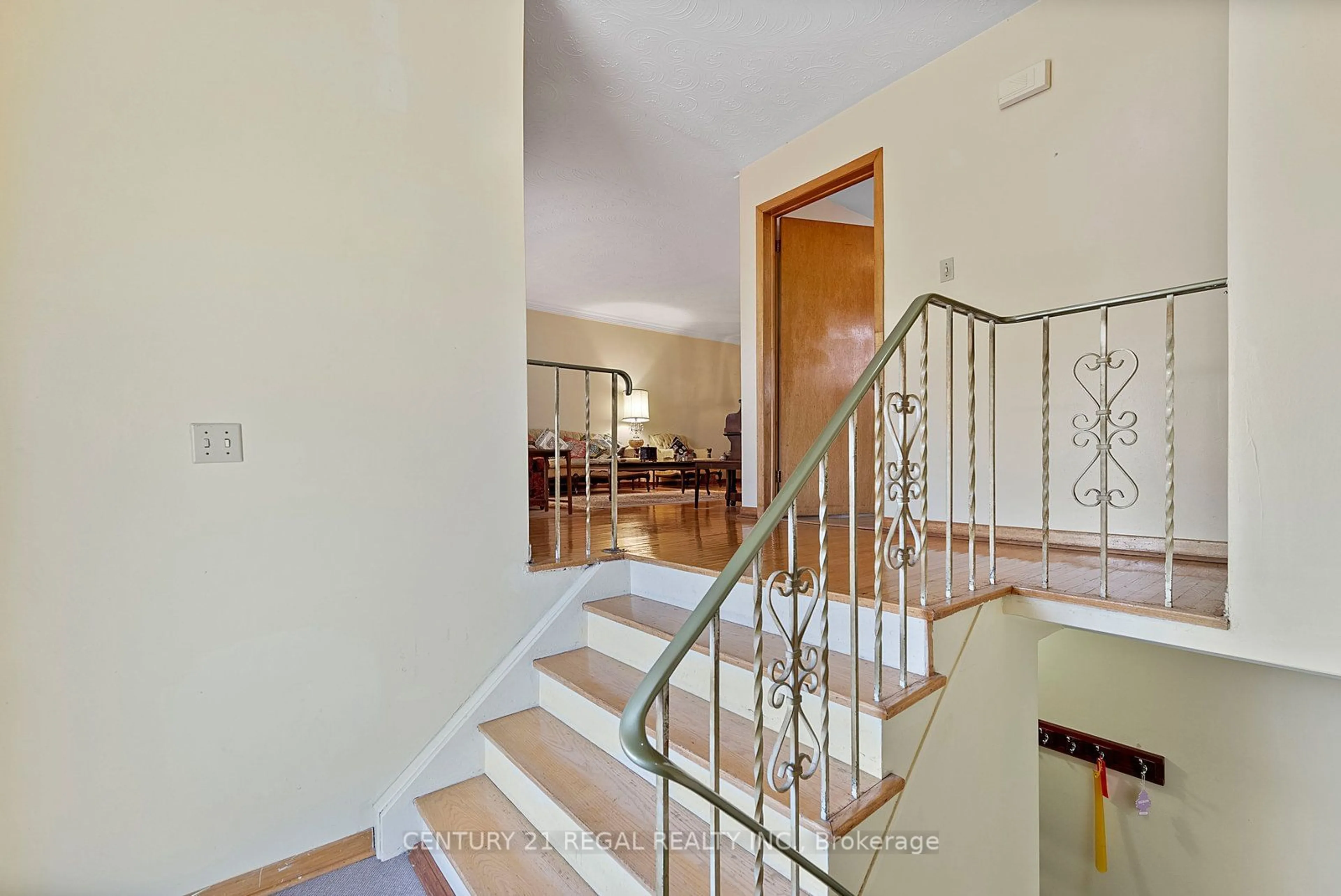 Indoor foyer, wood floors for 248 Fairglen Ave, Toronto Ontario M1W 1B1