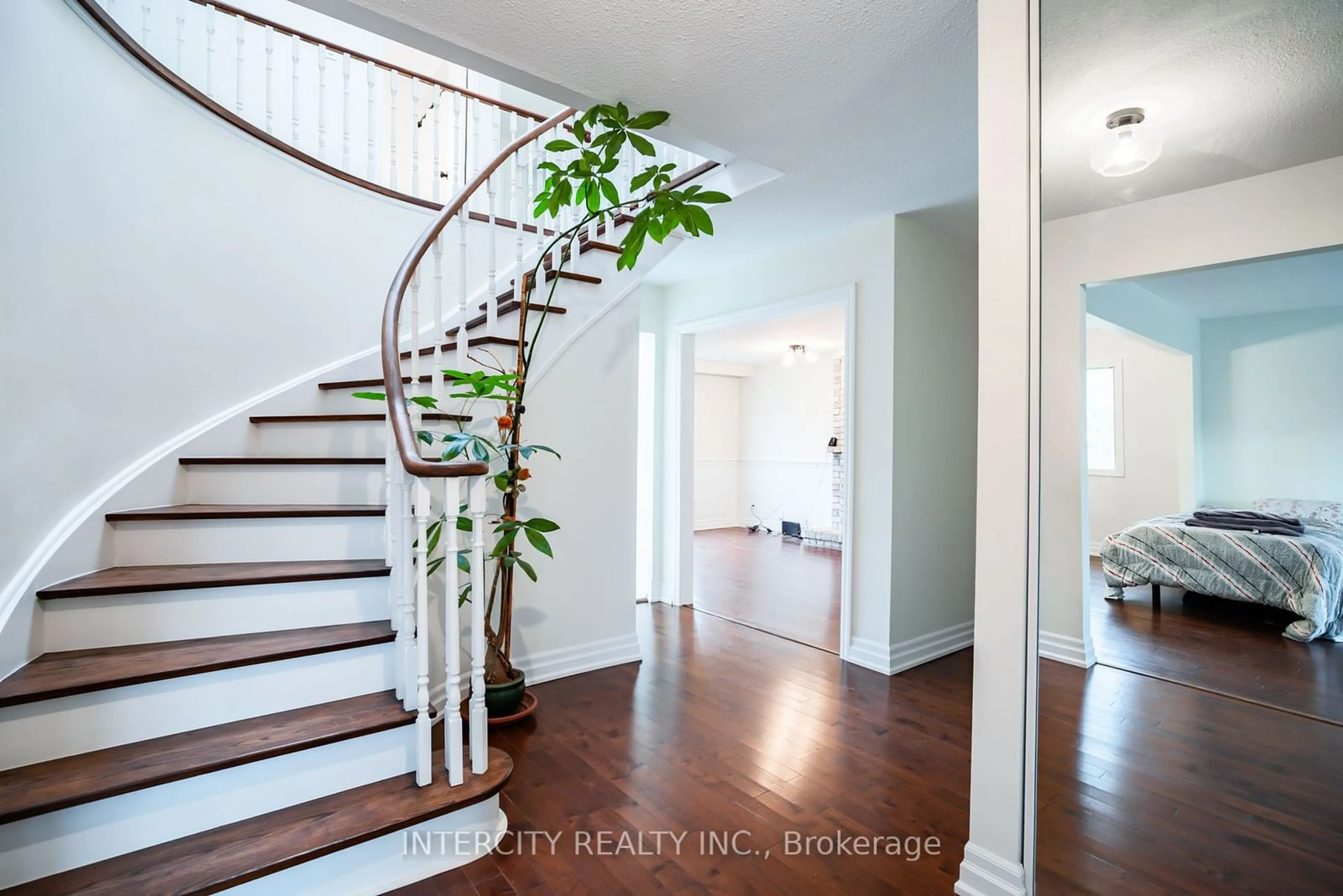 Indoor entryway, wood floors for 49 Farmhill Crt, Toronto Ontario M1B 2M1