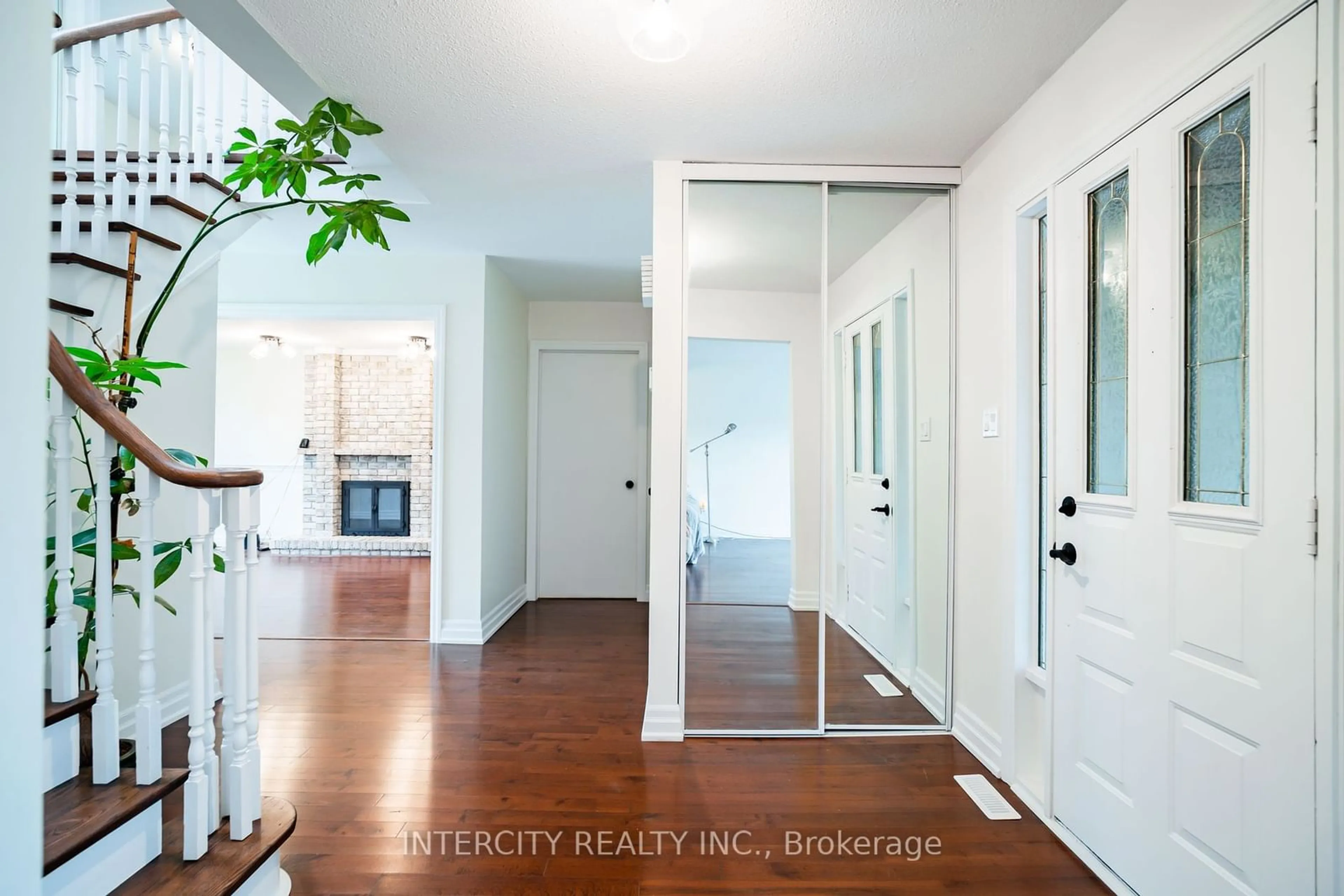 Indoor entryway, wood floors for 49 Farmhill Crt, Toronto Ontario M1B 2M1