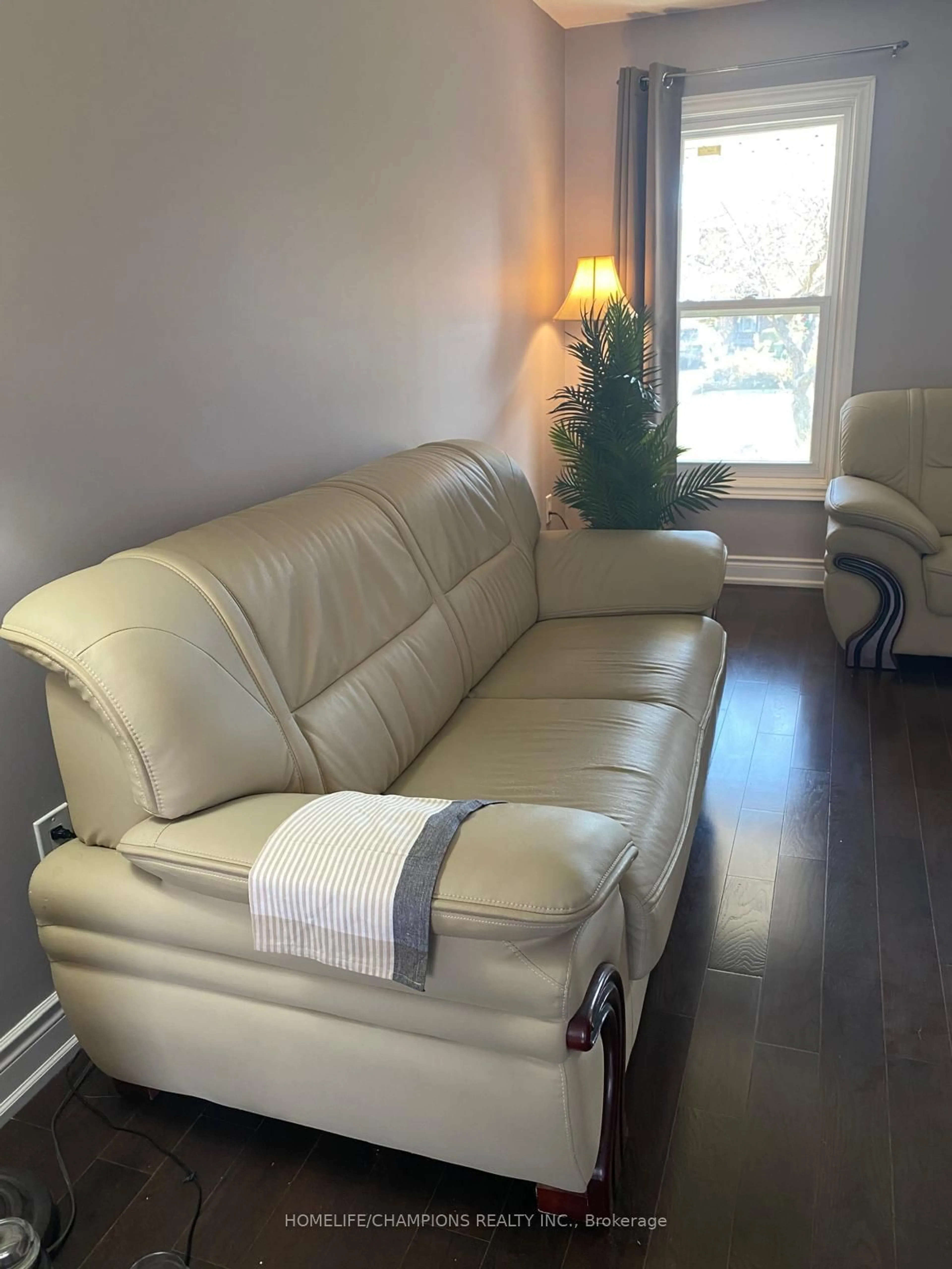 Living room for 46 Canmore Blvd, Toronto Ontario M1C 3W2