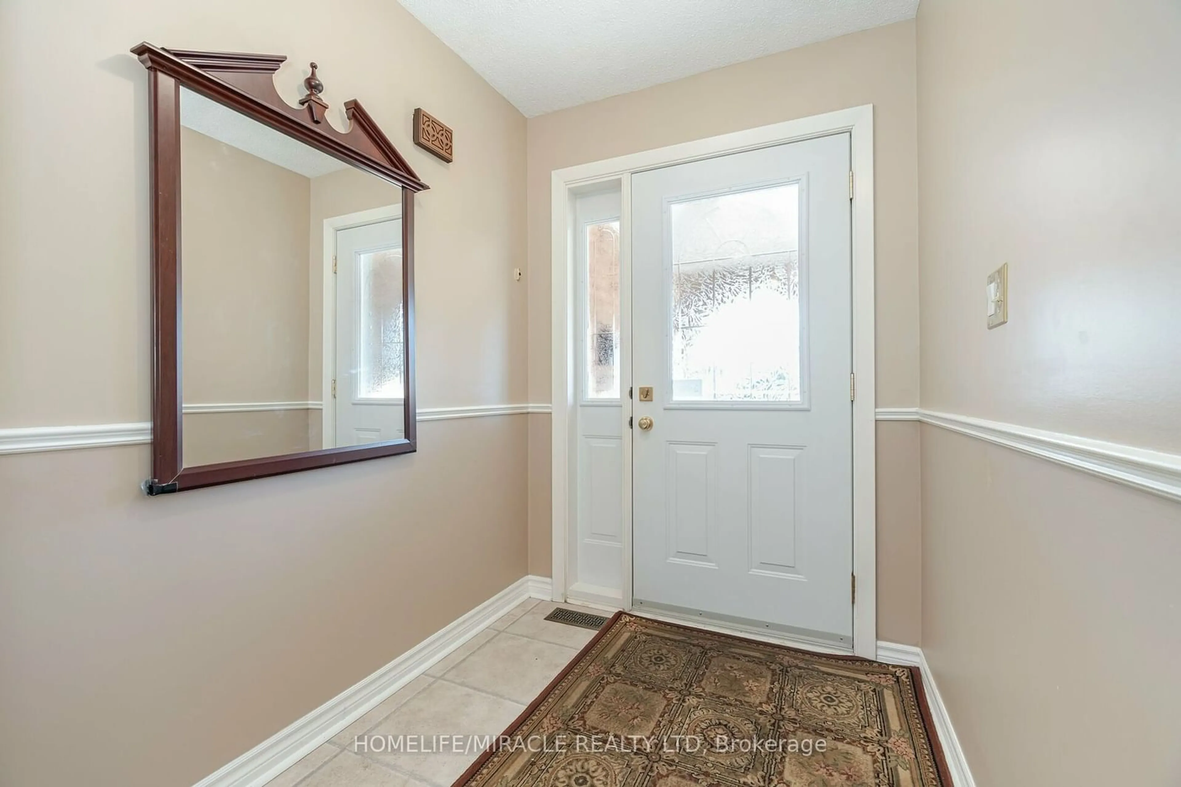 Indoor entryway, wood floors for 483 Labrador Dr, Oshawa Ontario L1H 7G1