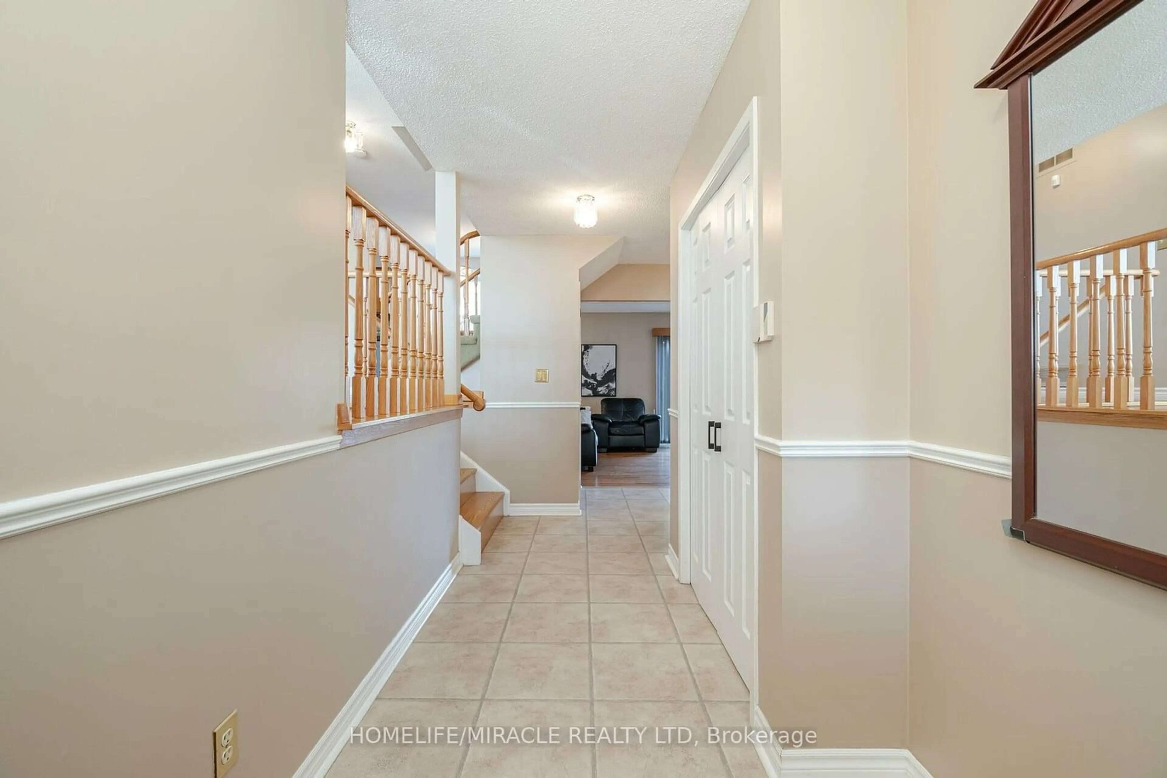 Indoor entryway, wood floors for 483 Labrador Dr, Oshawa Ontario L1H 7G1