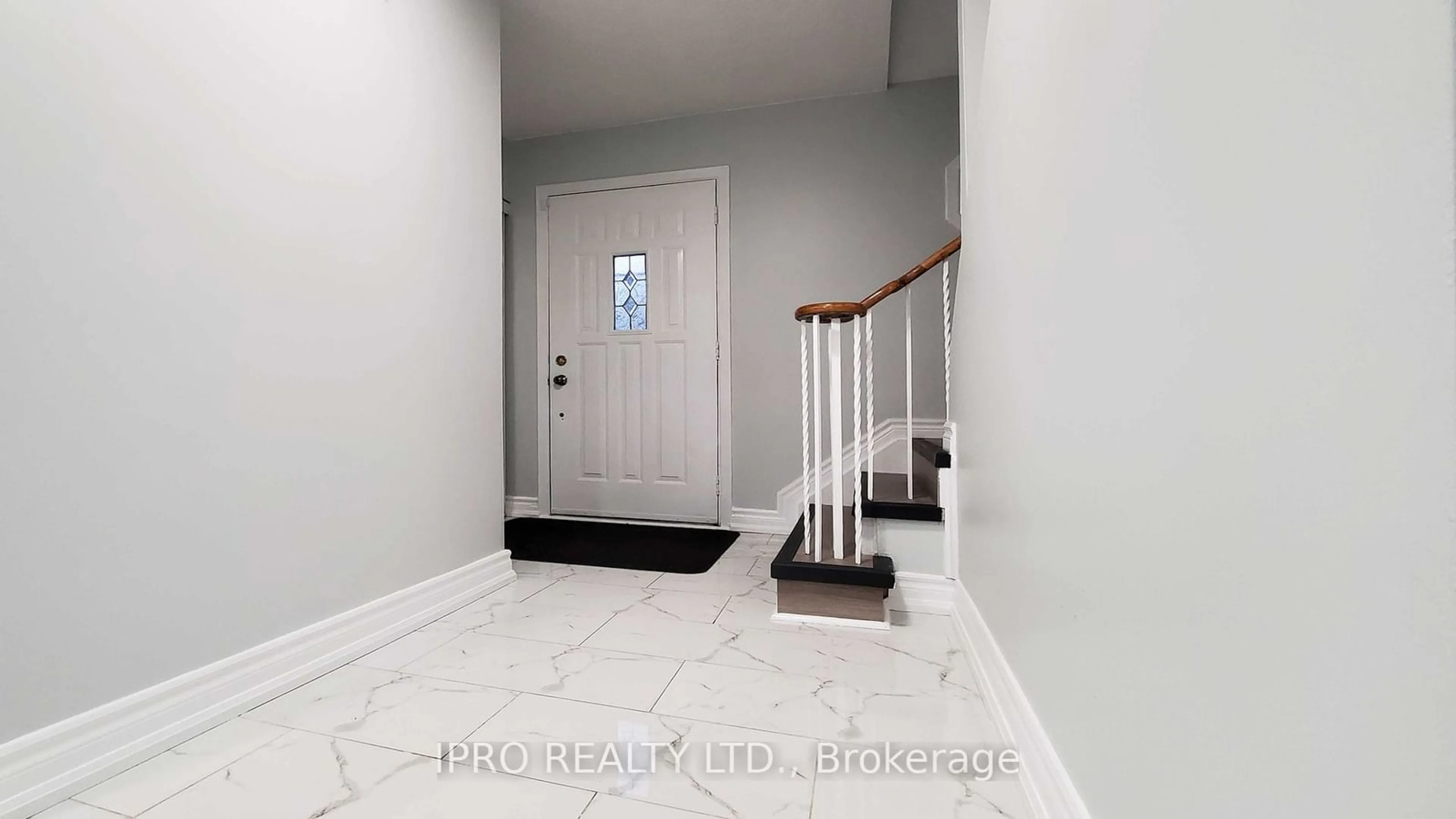 Indoor entryway, wood floors for 1222 Cherrydown Dr, Oshawa Ontario L1H 7T2