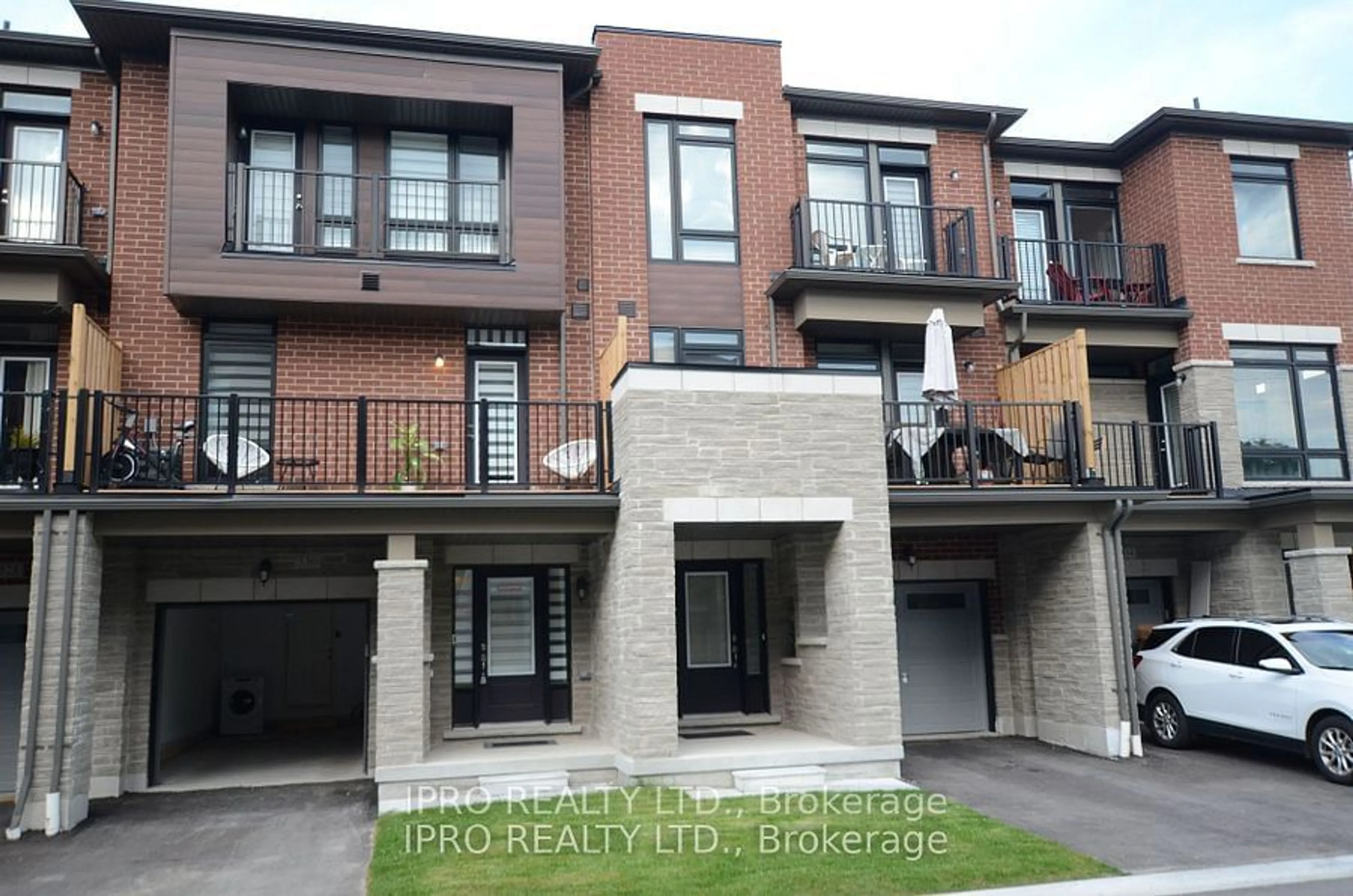 A pic from exterior of the house or condo, the front or back of building for 530 DANKS RIDGE Dr, Ajax Ontario L1S 0H4