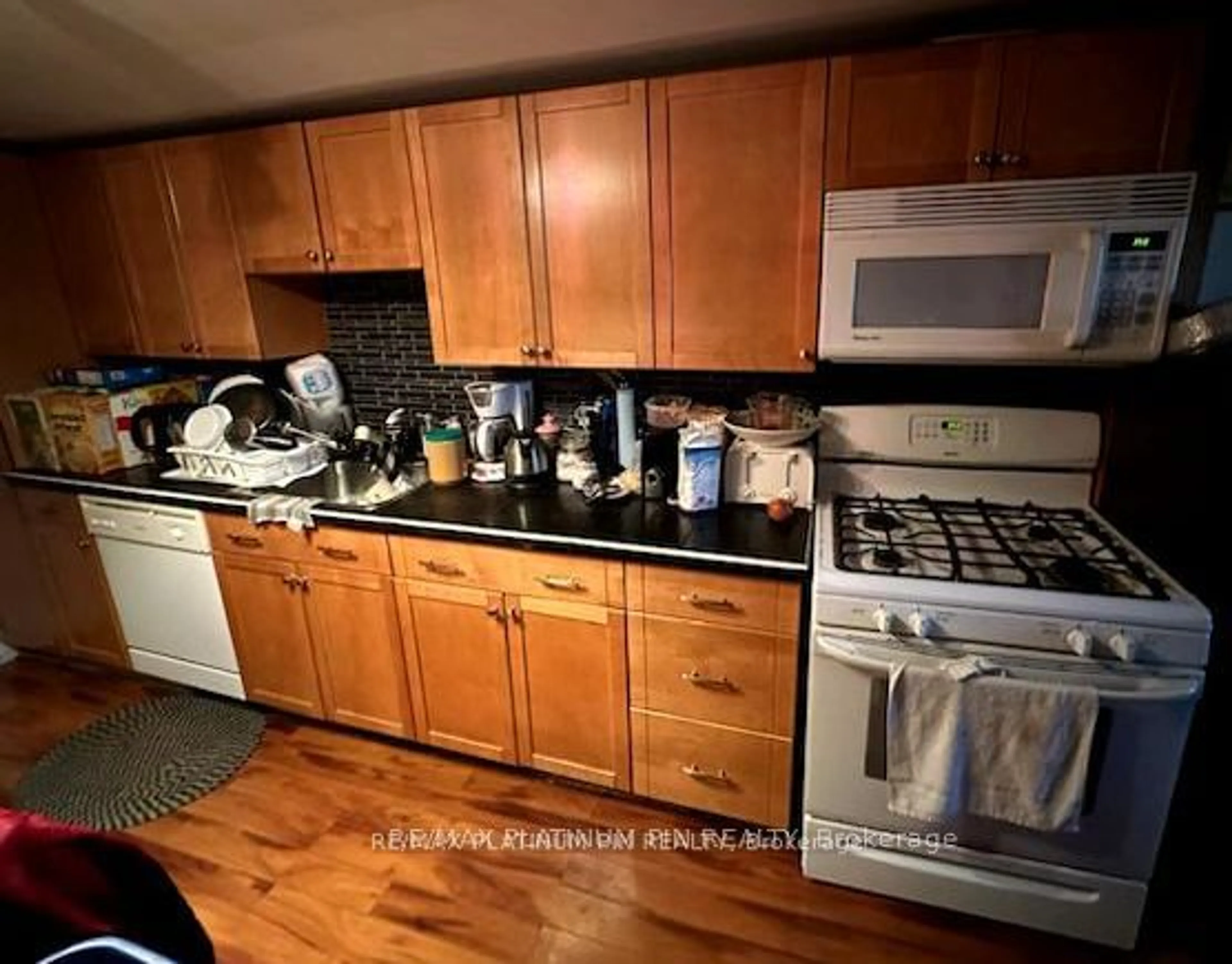 Standard kitchen for 431 Sheppard Ave, Pickering Ontario L1V 1E7