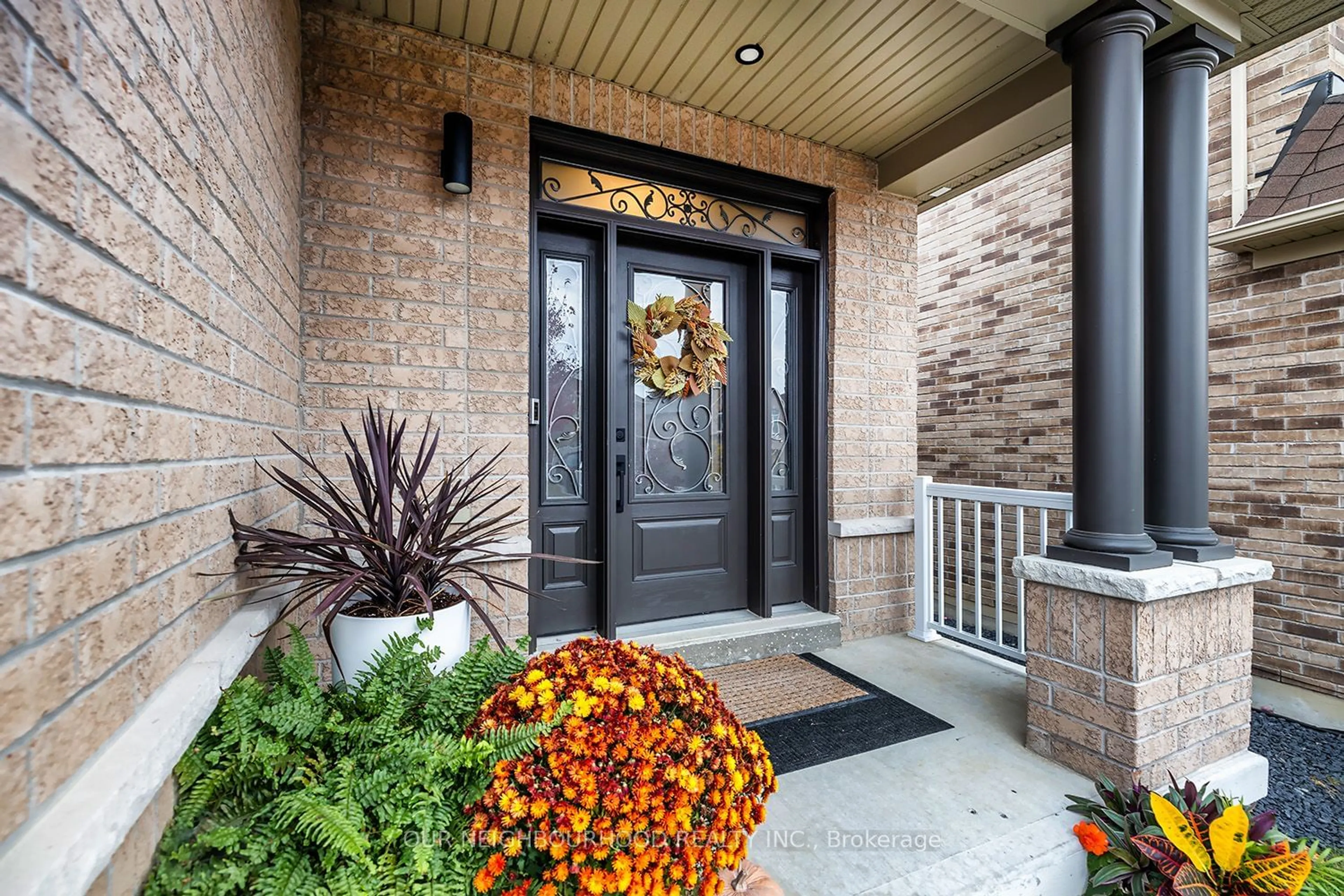 Indoor entryway, wood floors for 55 Skinner Crt, Clarington Ontario L1E 0A6