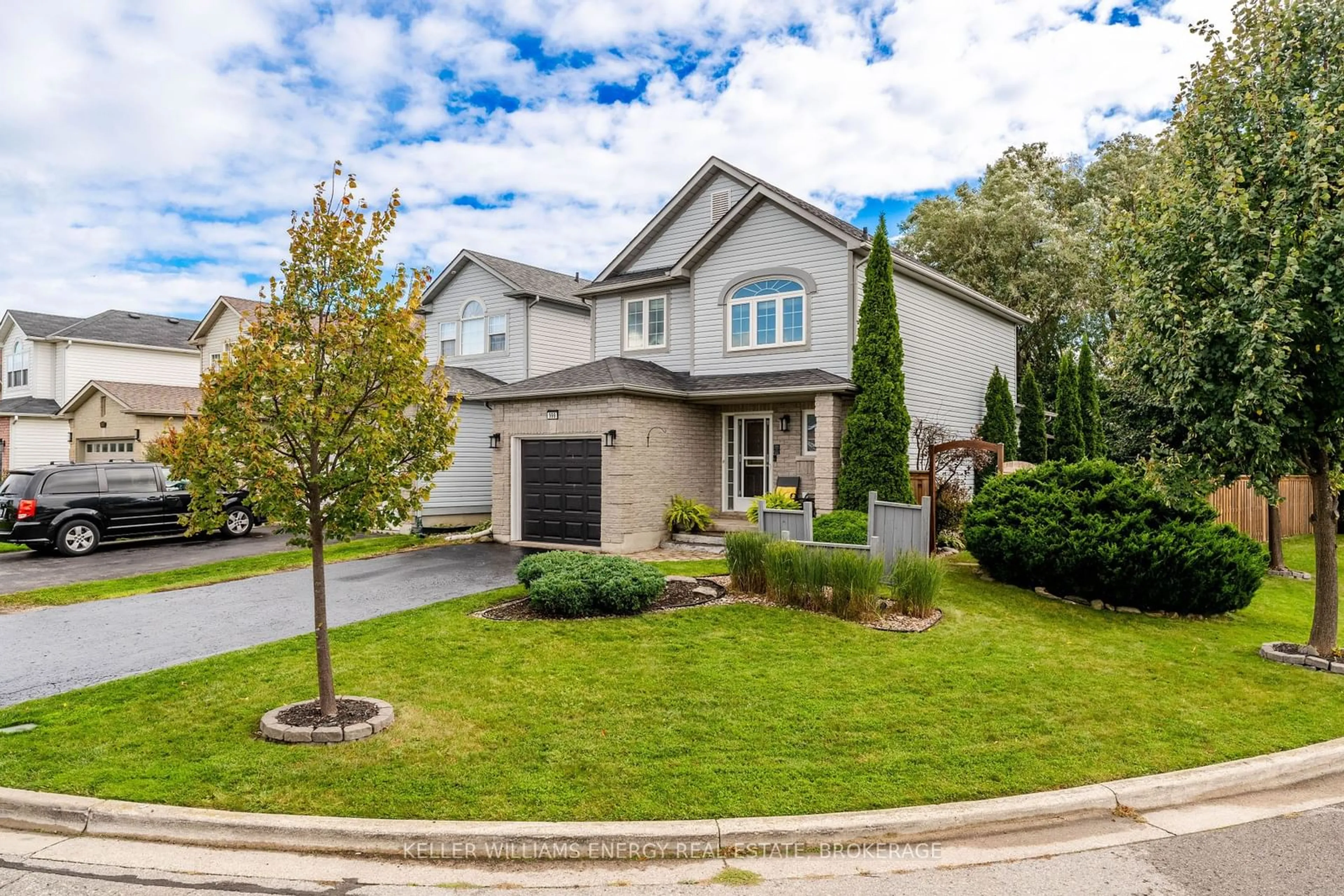 Frontside or backside of a home, the street view for 999 Grandlea Crt, Oshawa Ontario L1K 2N1