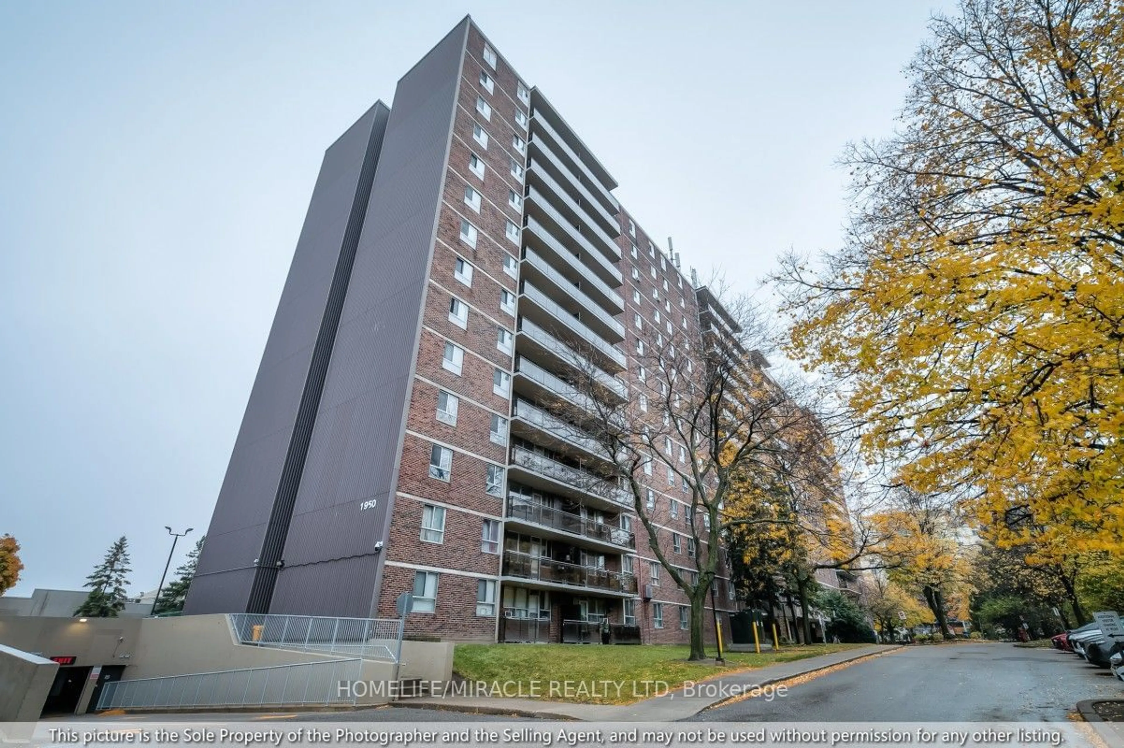 A pic from exterior of the house or condo, the front or back of building for 1950 Kennedy Rd #402, Toronto Ontario M1P 4S9