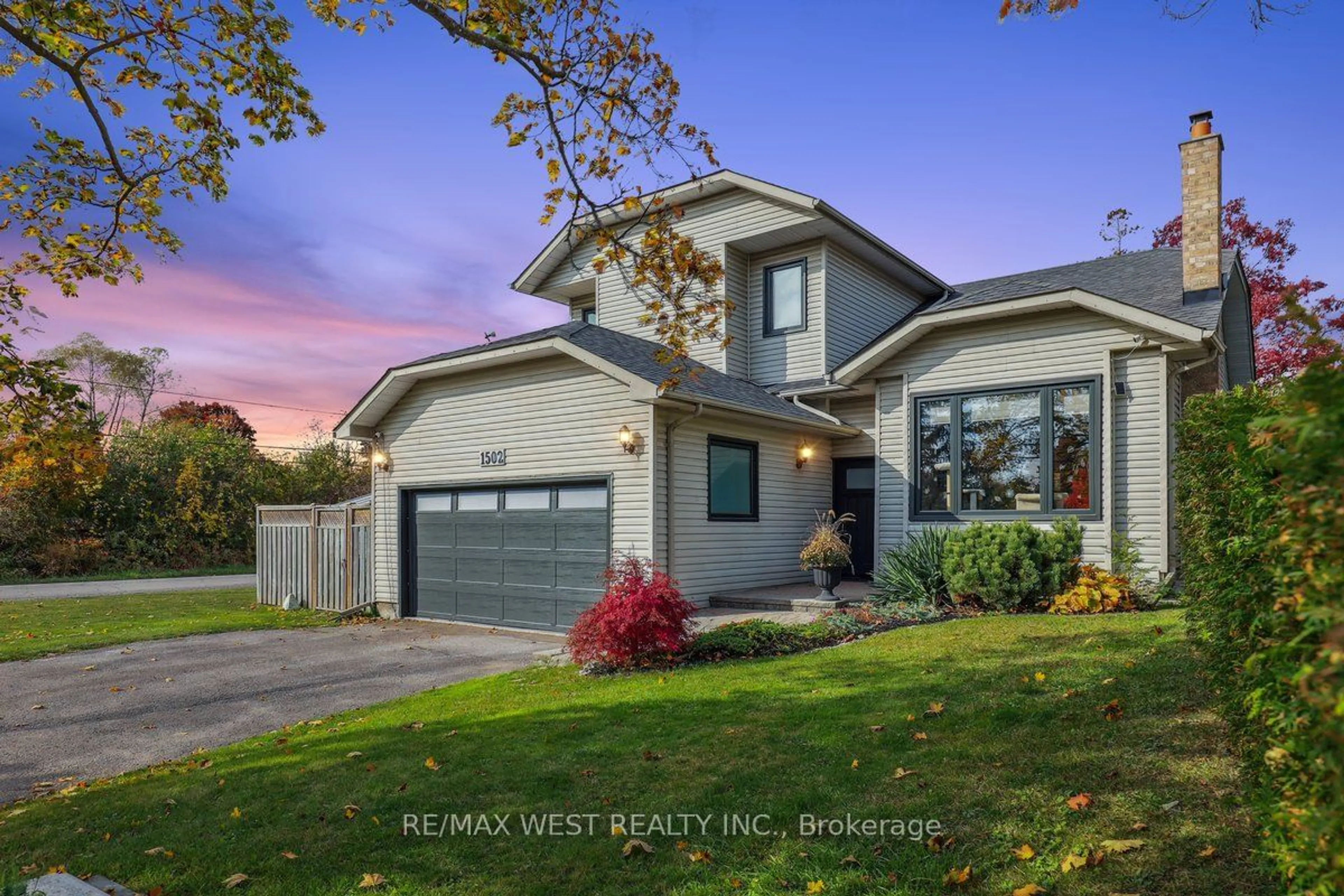 Frontside or backside of a home, the street view for 1502 Streamside Crt, Pickering Ontario L1W 3Y3