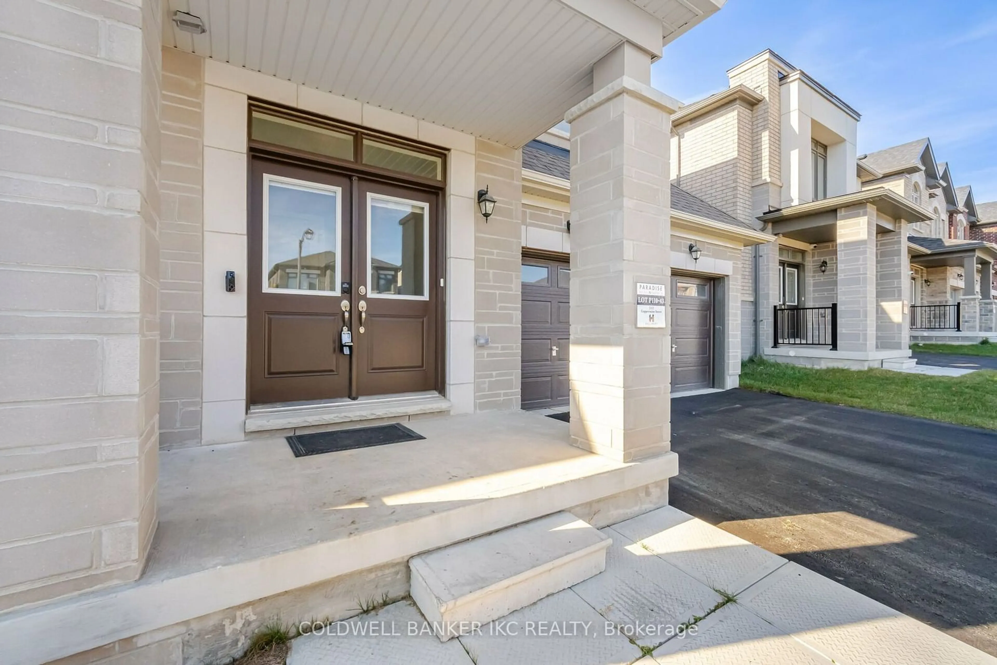 Indoor entryway, cement floor for 2112 Coppermine St, Oshawa Ontario L1L 0V1