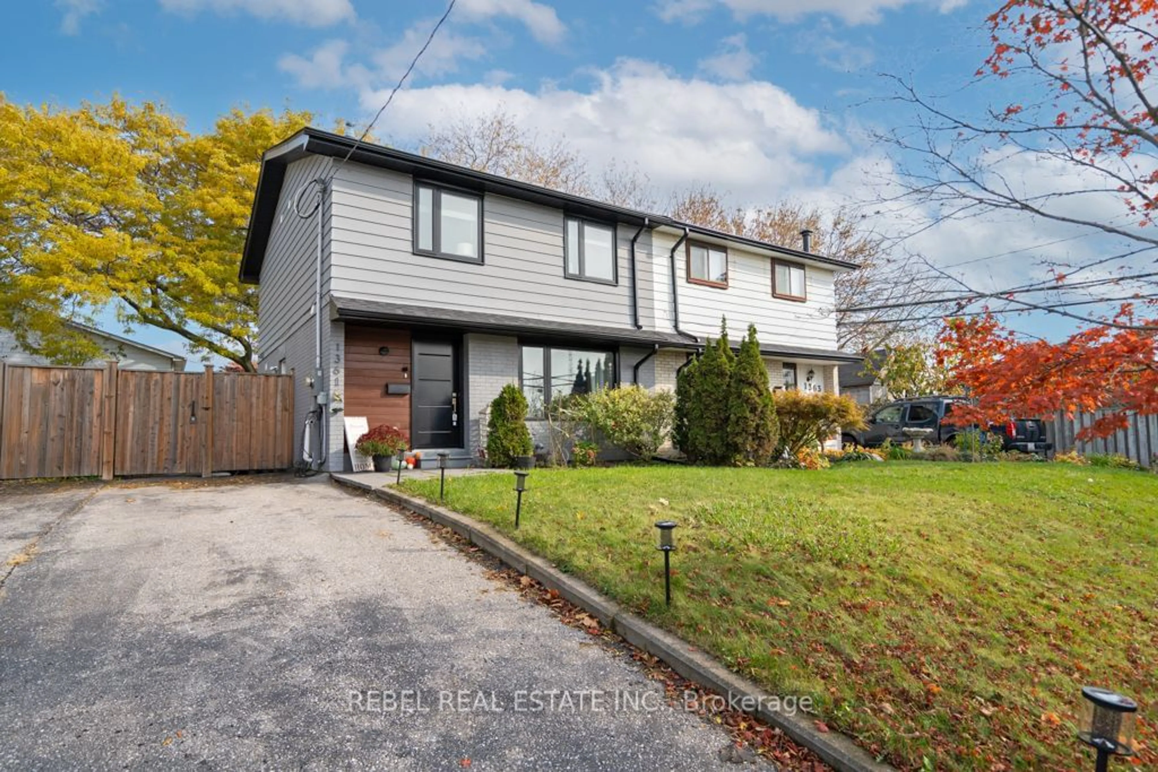 Frontside or backside of a home, cottage for 1361 Lakefield St, Oshawa Ontario L1J 3Y8