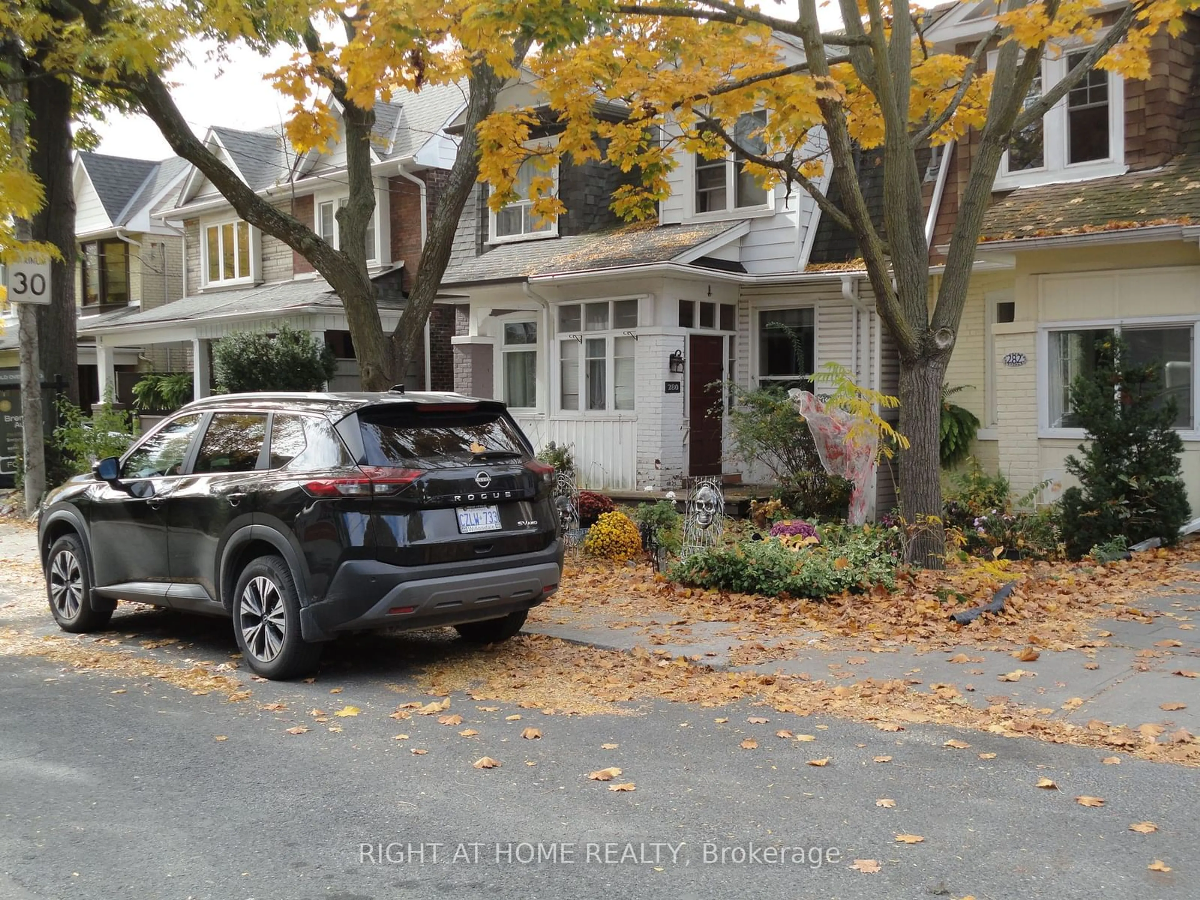 Frontside or backside of a home, the street view for 280 Kenilworth Ave, Toronto Ontario M4L 3S8