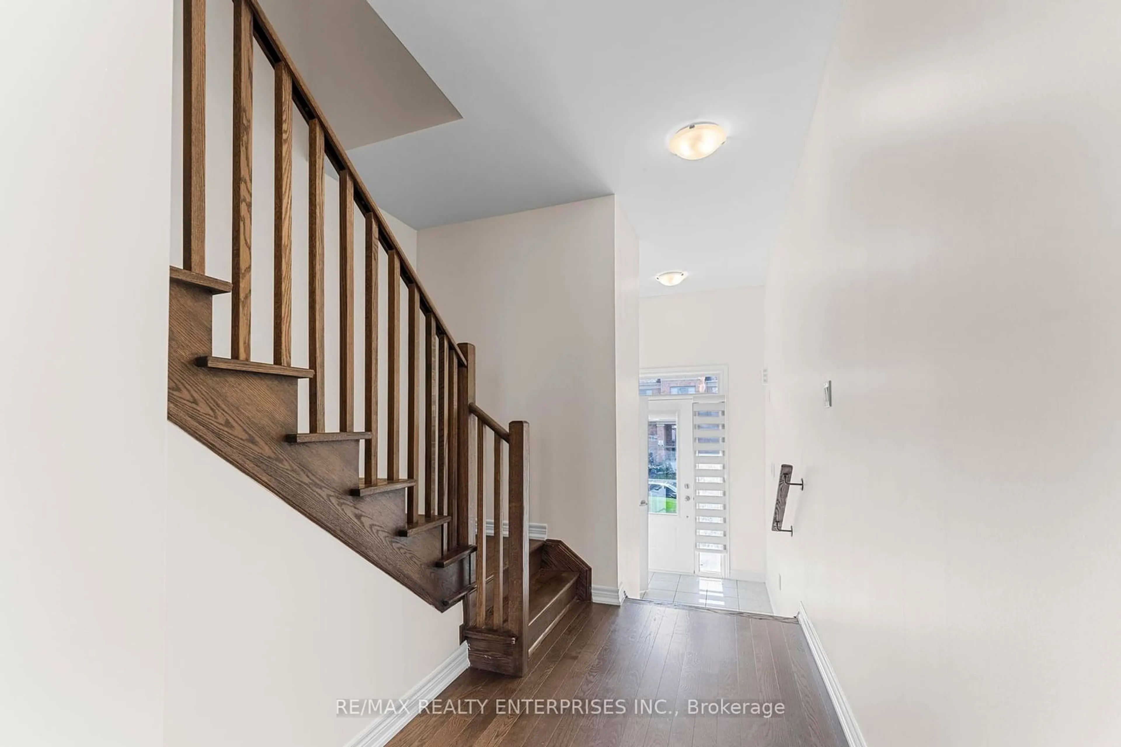 Indoor entryway, wood floors for 54 Bayardo Dr, Oshawa Ontario L1H 7K4