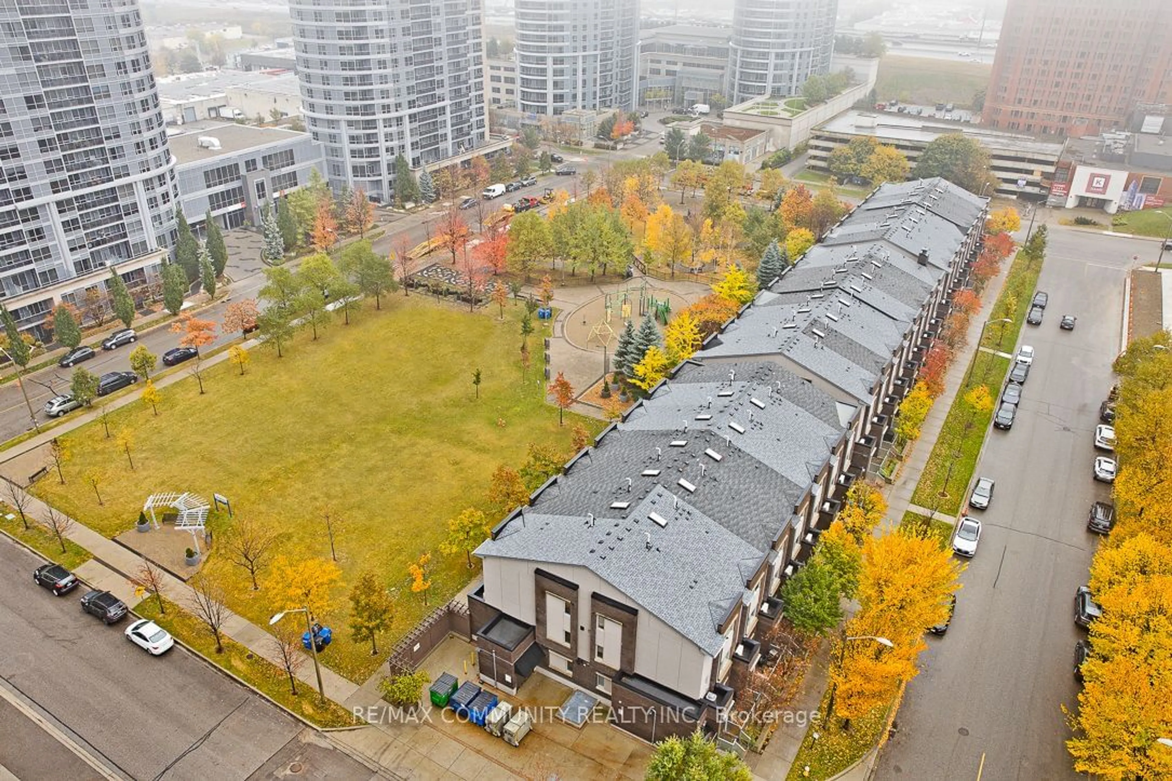 A pic from exterior of the house or condo, the front or back of building for 275 Village Green Sq #1724, Toronto Ontario M1S 0L8