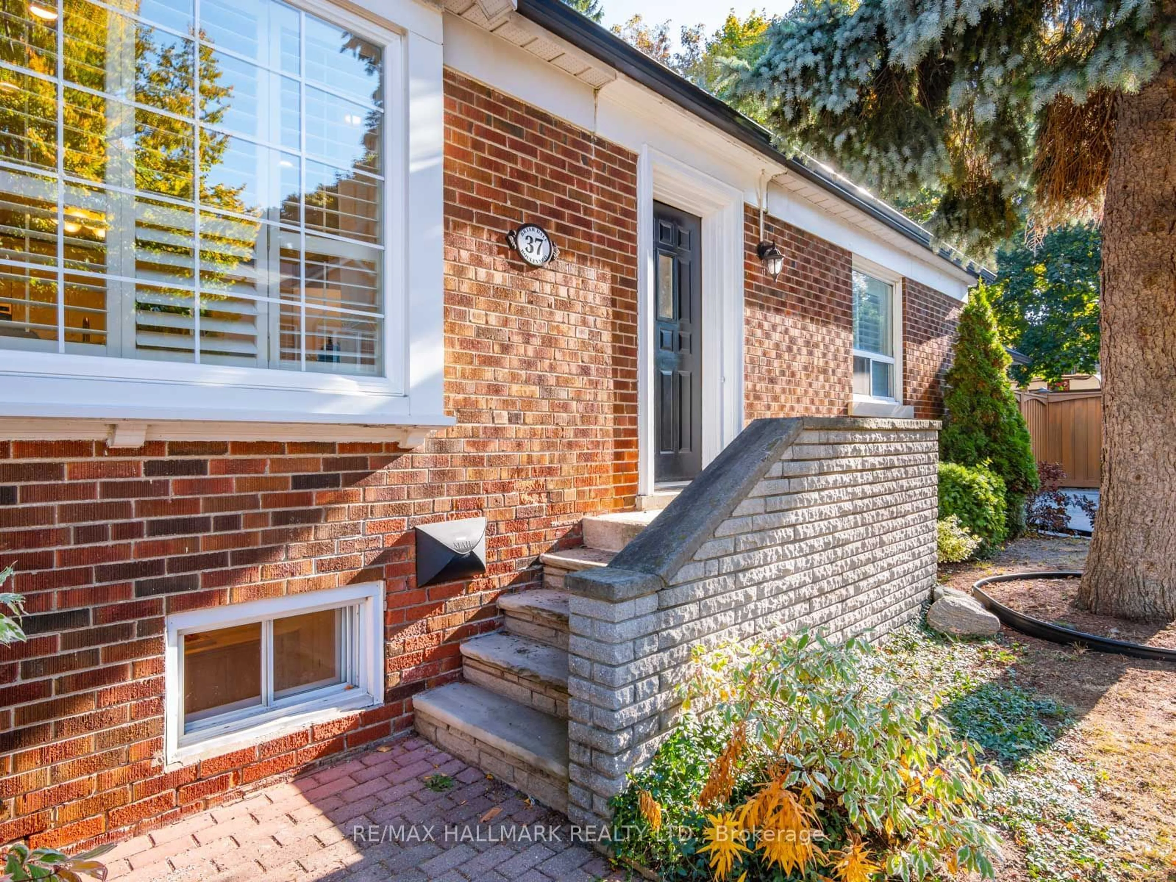 Home with brick exterior material for 37 Briar Dale Blvd, Toronto Ontario M1N 1Z6