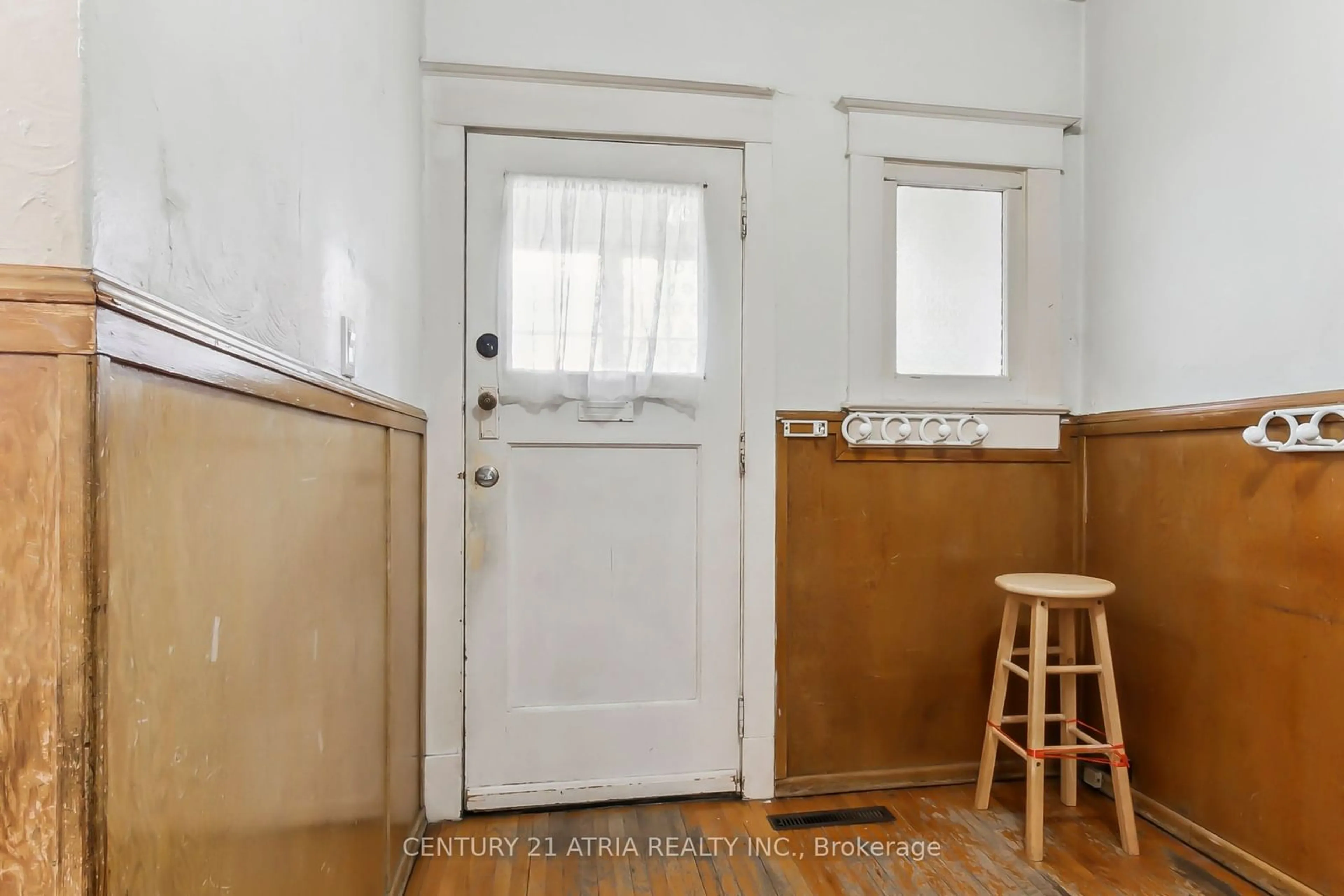 Indoor entryway, wood floors for 7 Cherry Nook Gdns, Toronto Ontario M4L 1J5