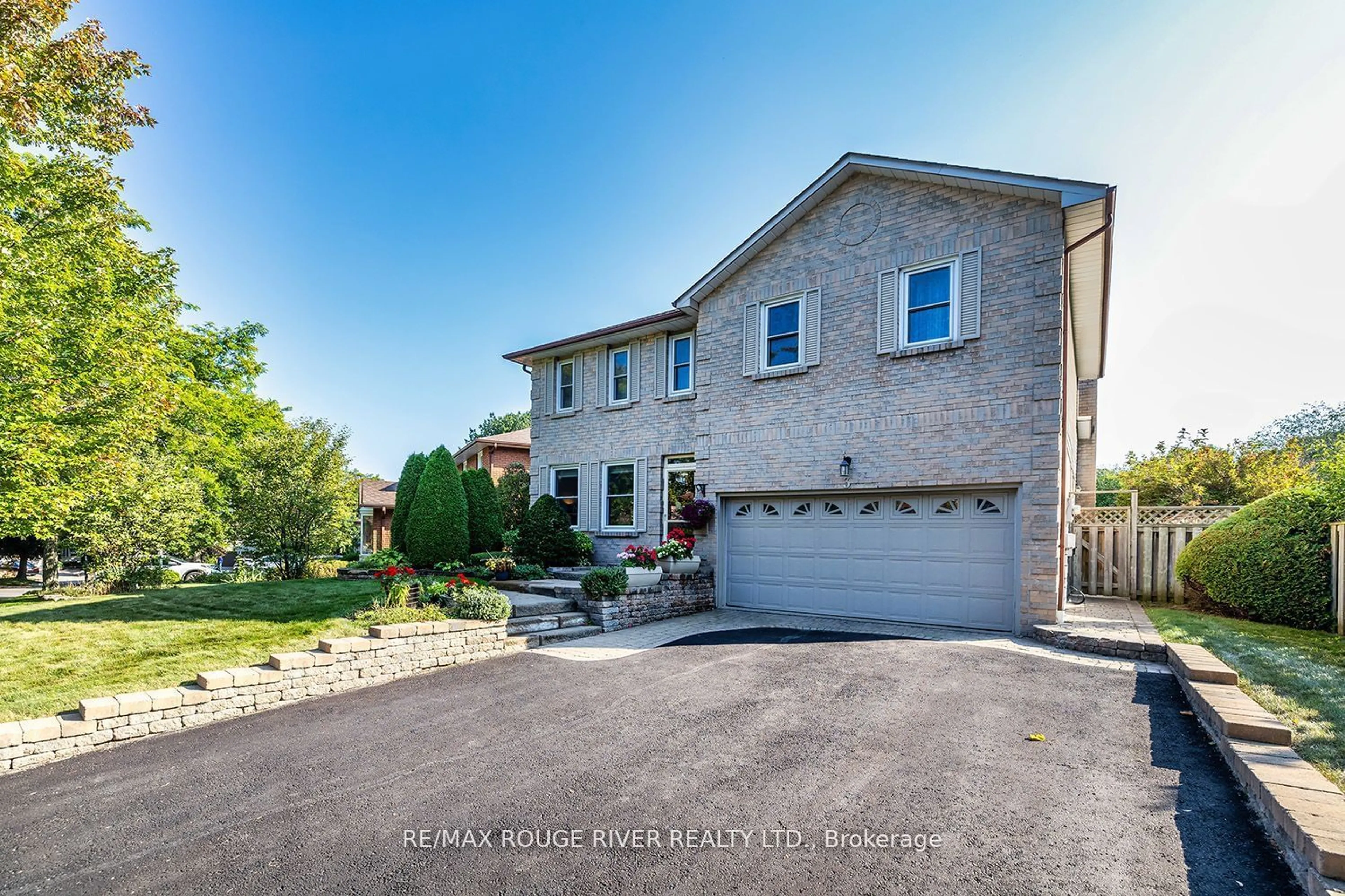 Frontside or backside of a home, the street view for 3 Nijinsky Crt, Whitby Ontario L1N 7L7