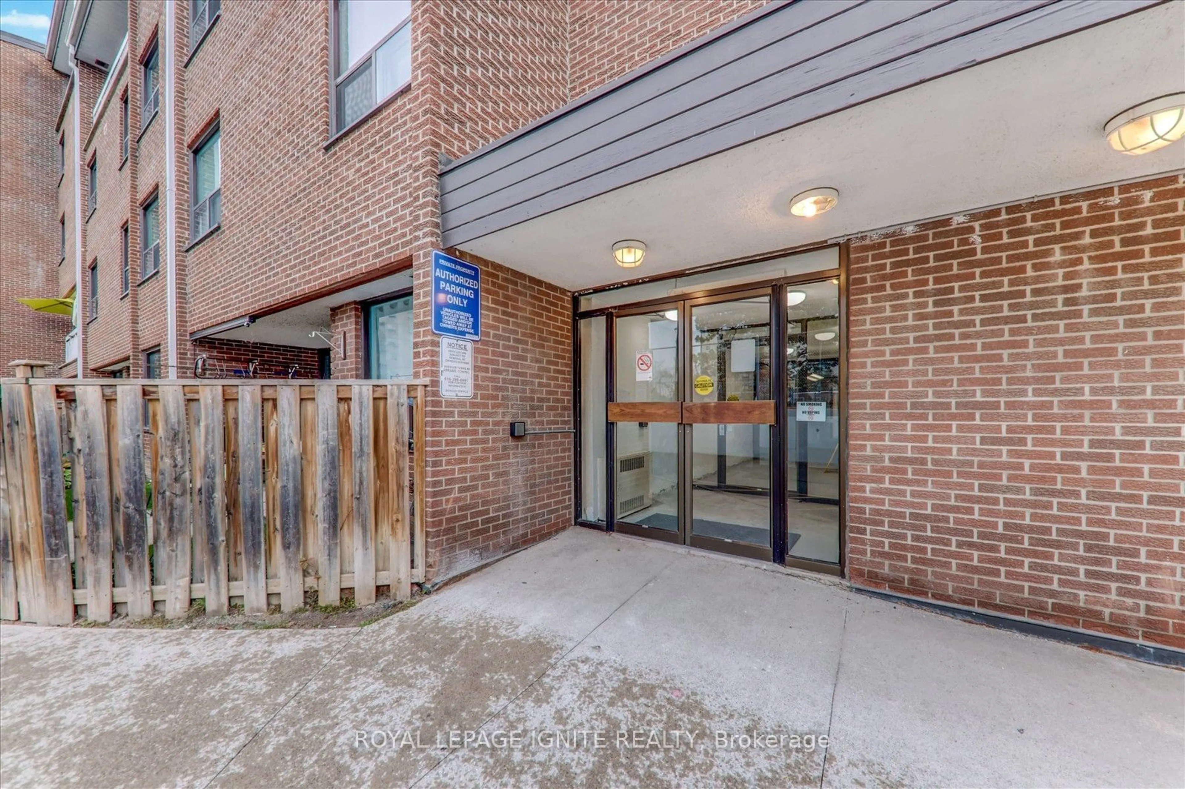 Indoor foyer for 4060 Lawrence Ave #505, Toronto Ontario M1E 4V4