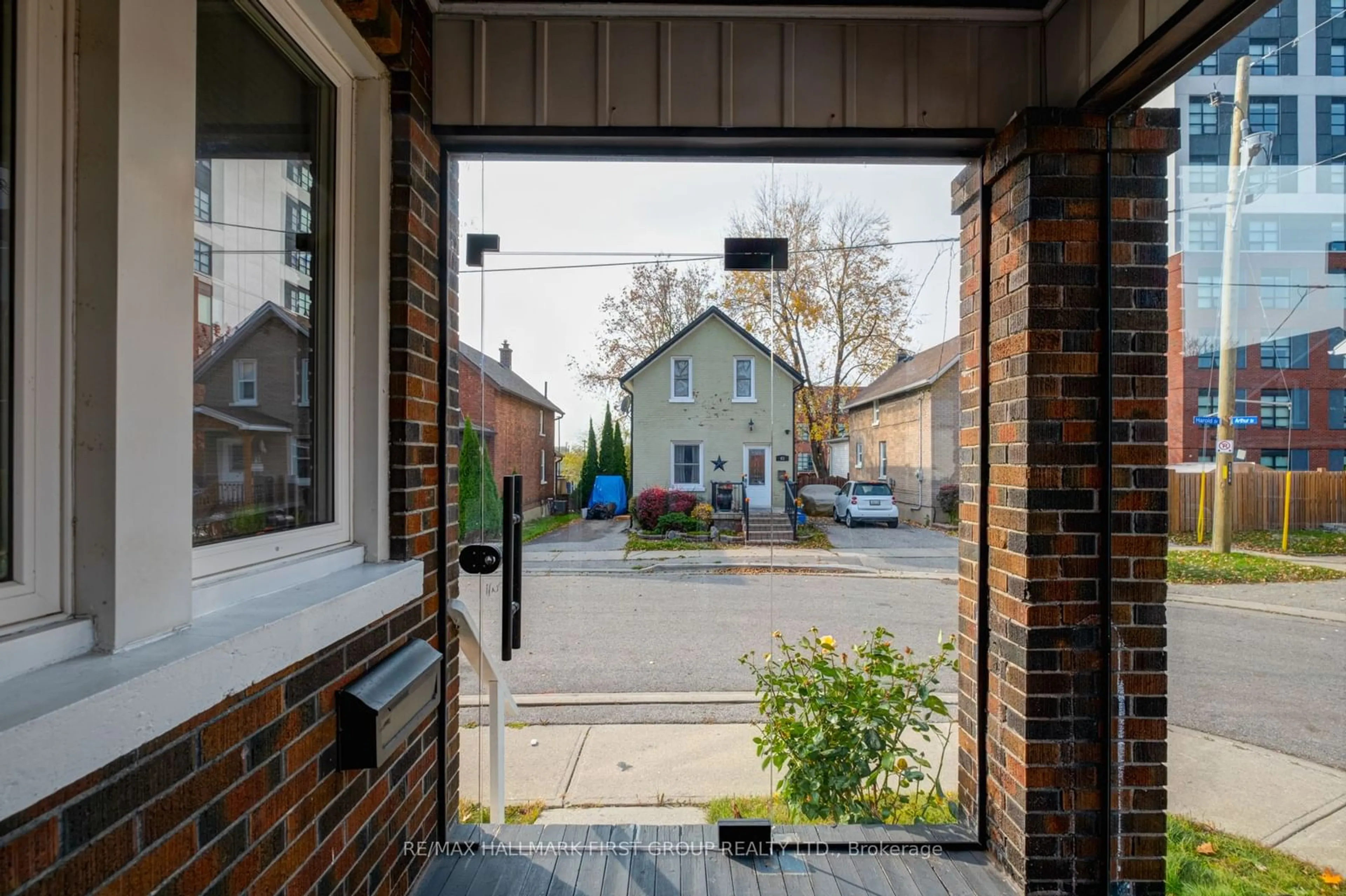 A pic from exterior of the house or condo, the street view for 62 Harold St, Oshawa Ontario L1H 4Y3