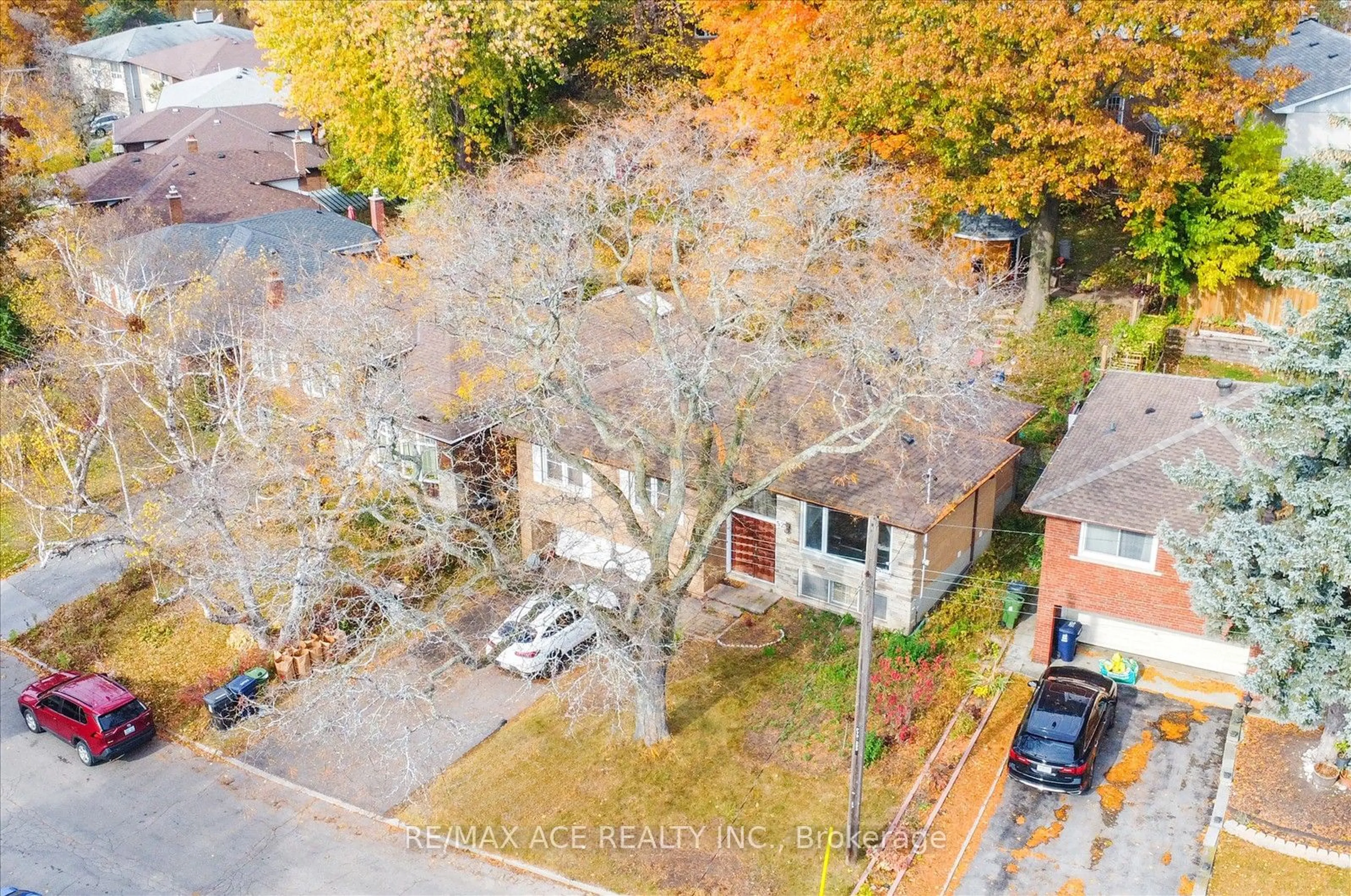 Frontside or backside of a home, the street view for 52 Banmoor Blvd, Toronto Ontario M1J 2Z2