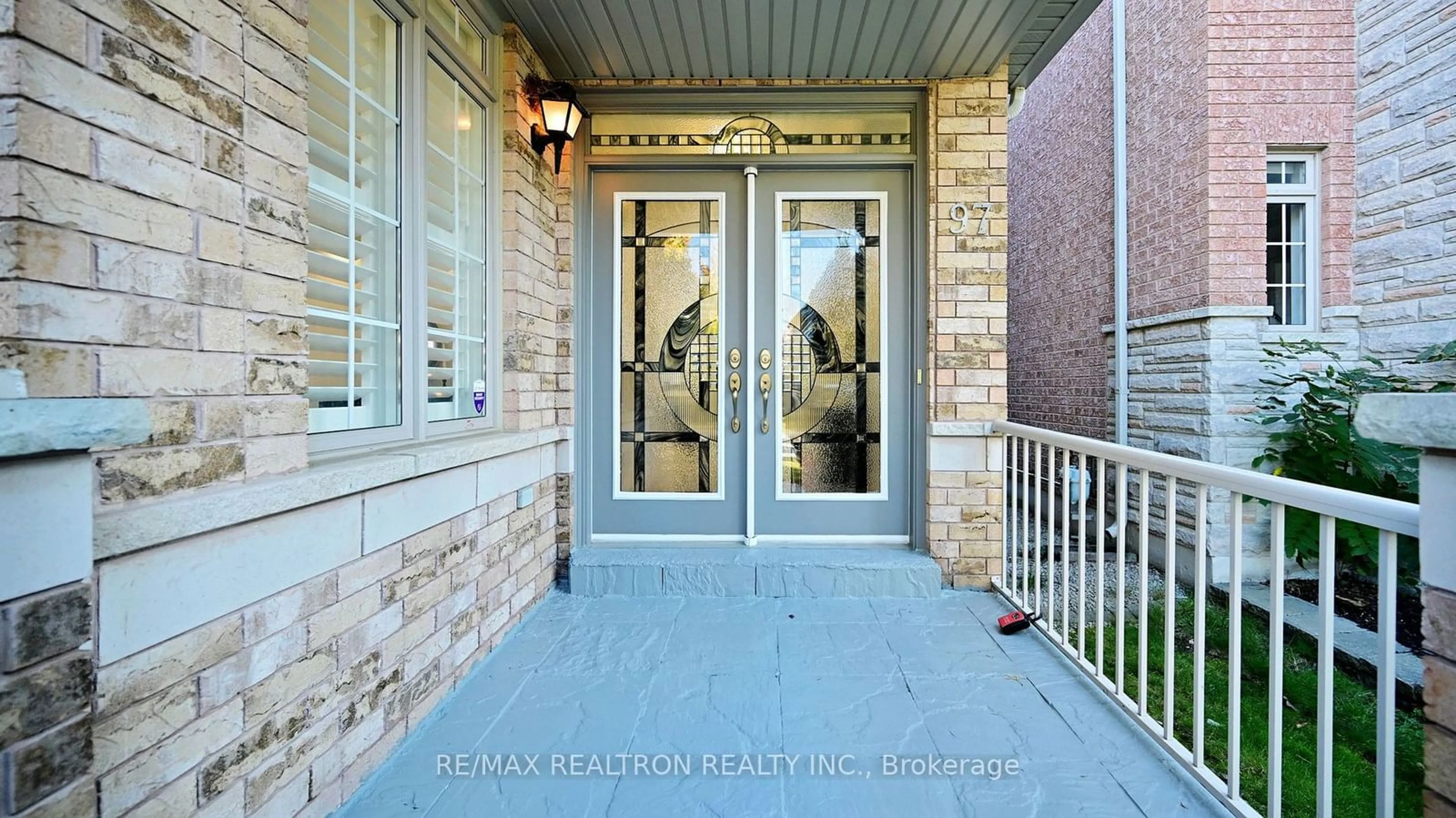 Indoor entryway, wood floors for 97 Kenilworth Gate, Markham Ontario L6B 0A9